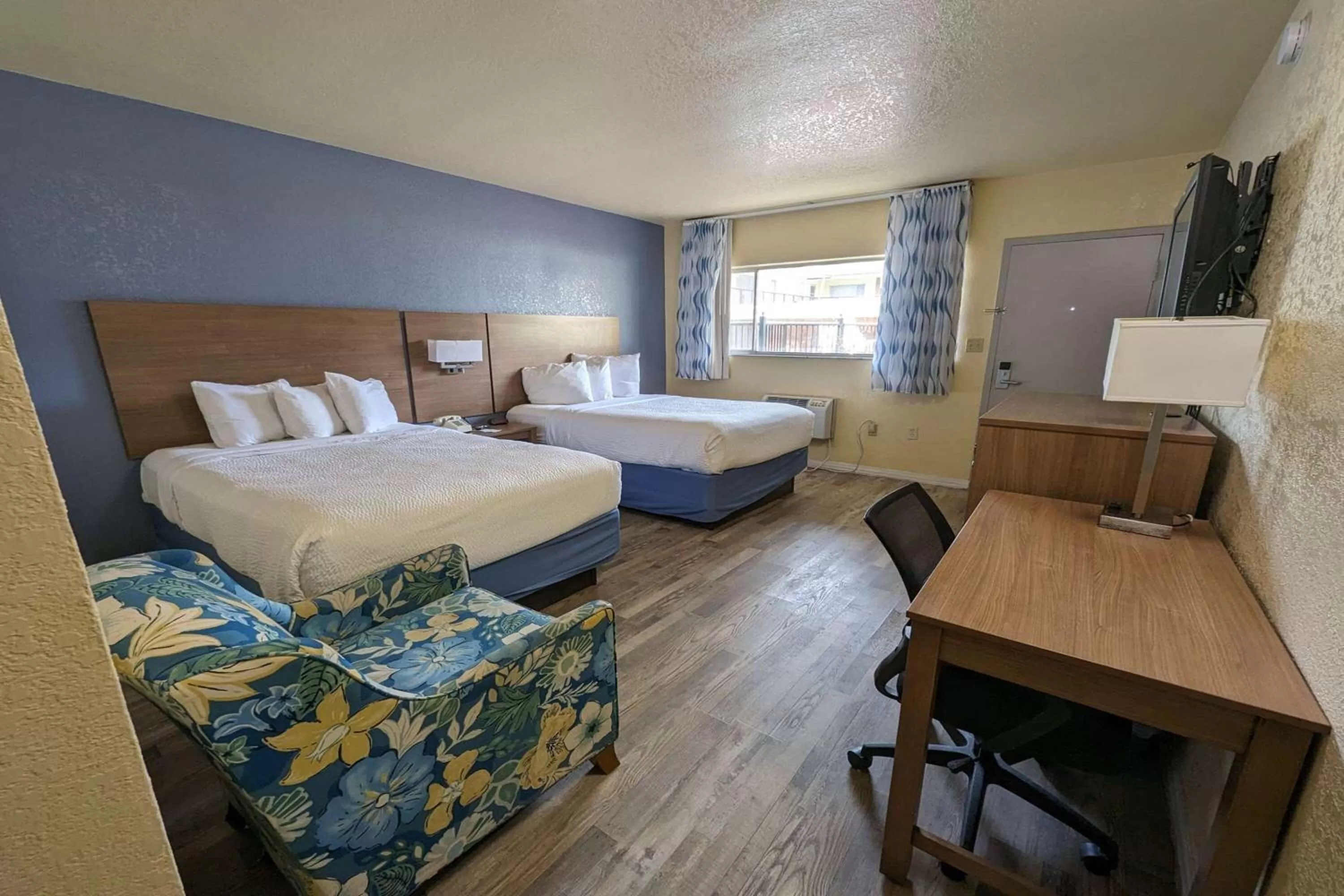 Double room with 2Double Beds, Mobility/Hearing Accessible Room, Roll-In Shower, Non-Smoking in University Inn