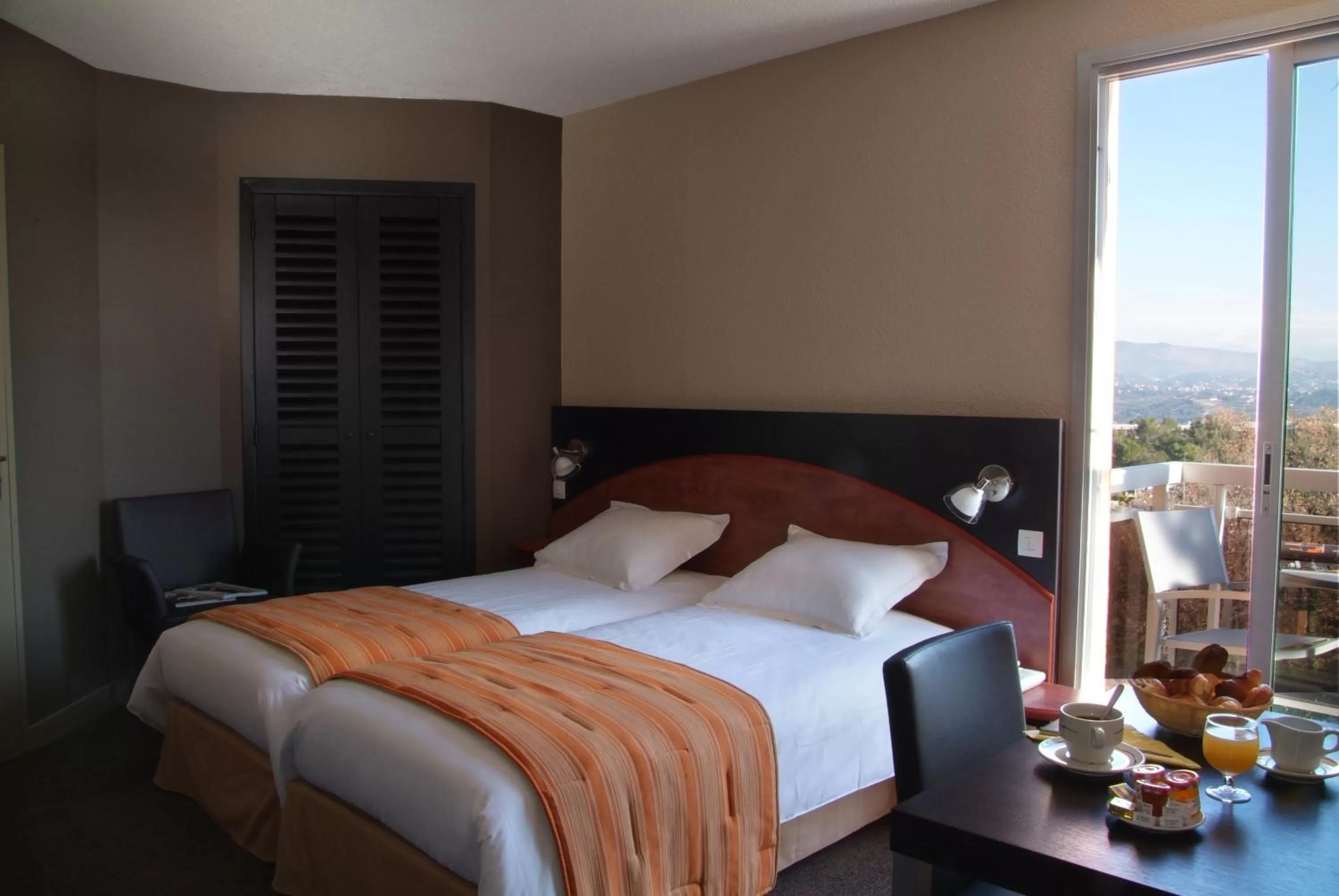 Superior Twin Room with Balcony in Hôtel Du Baou