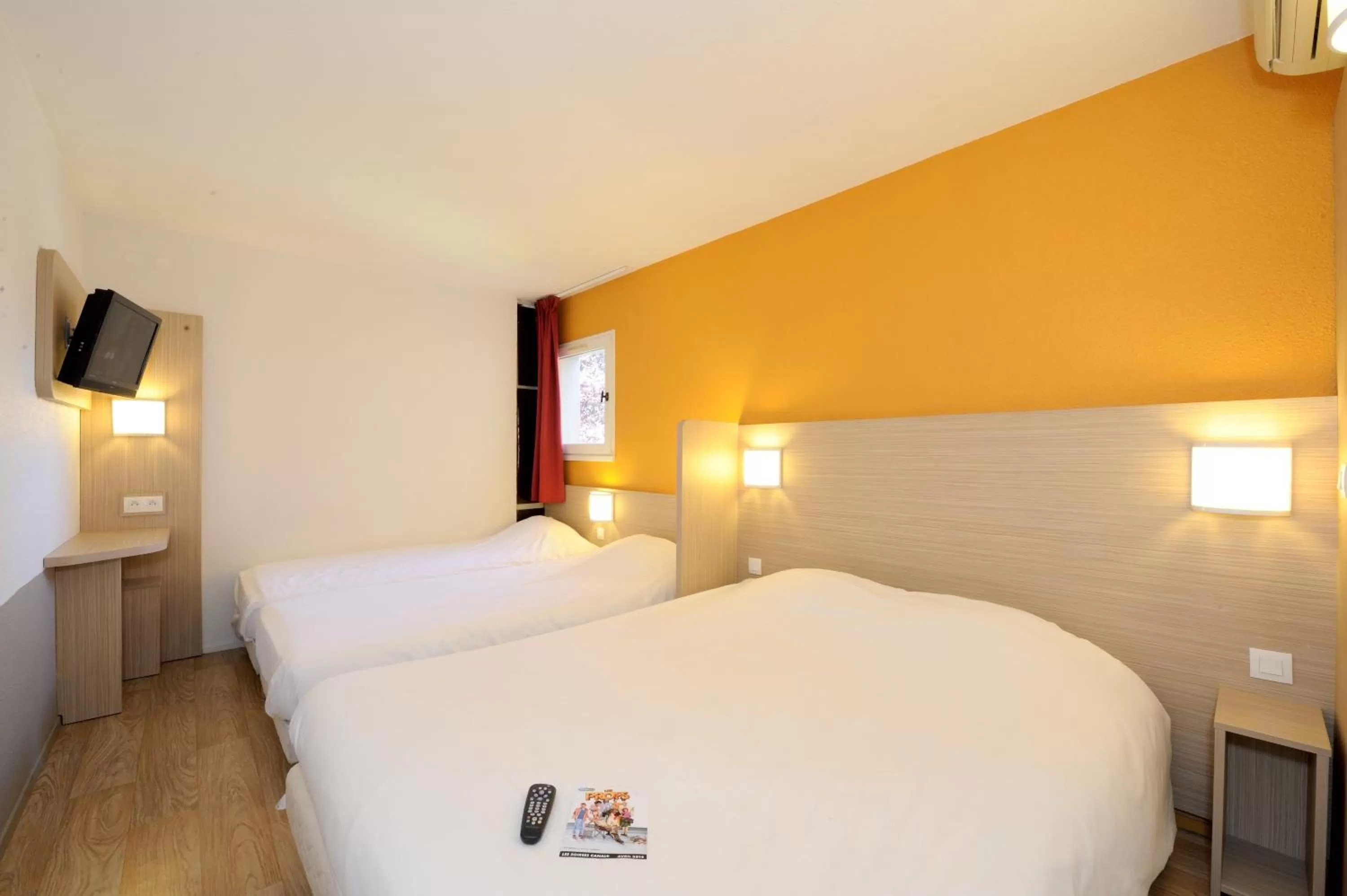 Quadruple Room (2 single beds + 1 double room) in Hôtel Kennedy Parc des Expositions