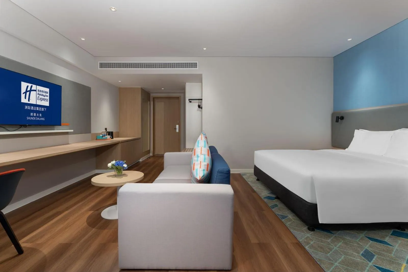 1 King Bed Suite Living area in Holiday Inn Express Shunde Daliang, an IHG Hotel