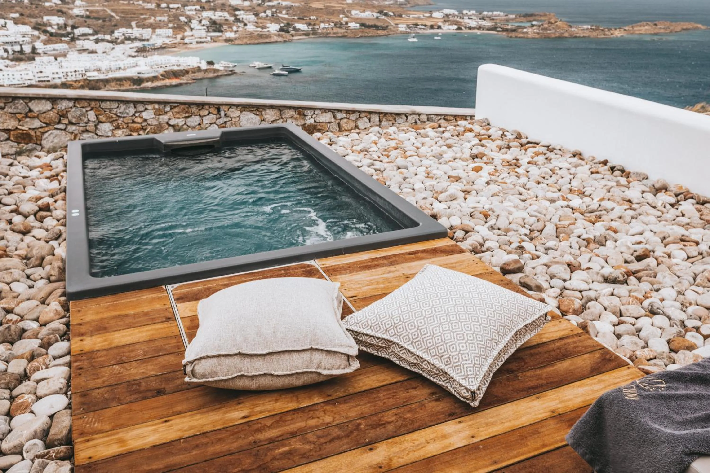 Deluxe Suite with Private Jacuzzi & Sea View in Alissachni Mykonos