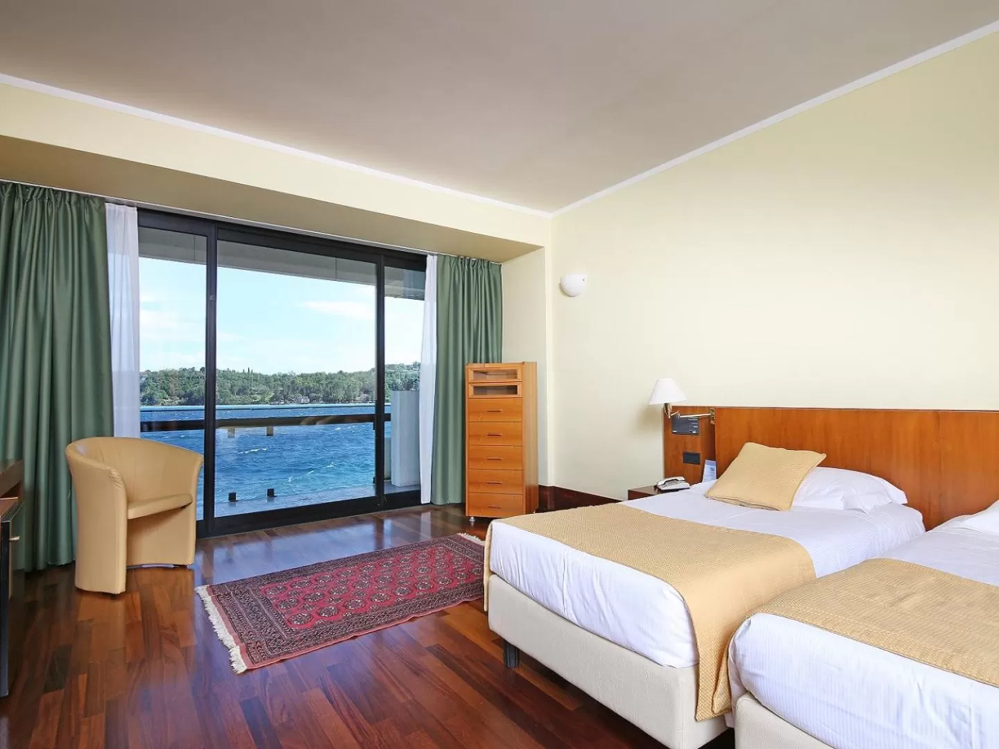 Deluxe Double or Twin Room with Balcony and Lake View - single occupancy in Hotel Salò du Parc