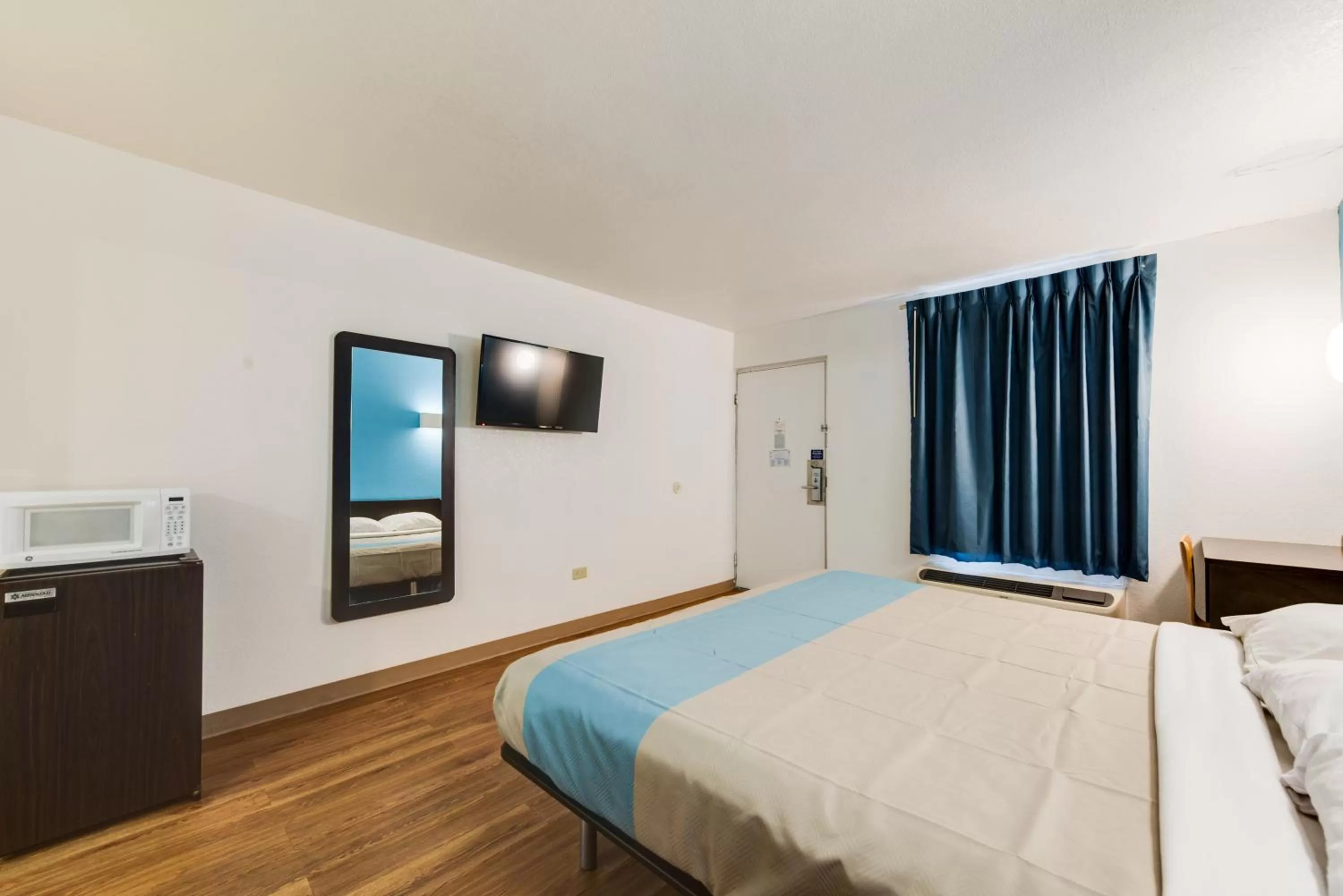 King Room - single occupancy - Non-Smoking in Motel 6-Kingston, TN