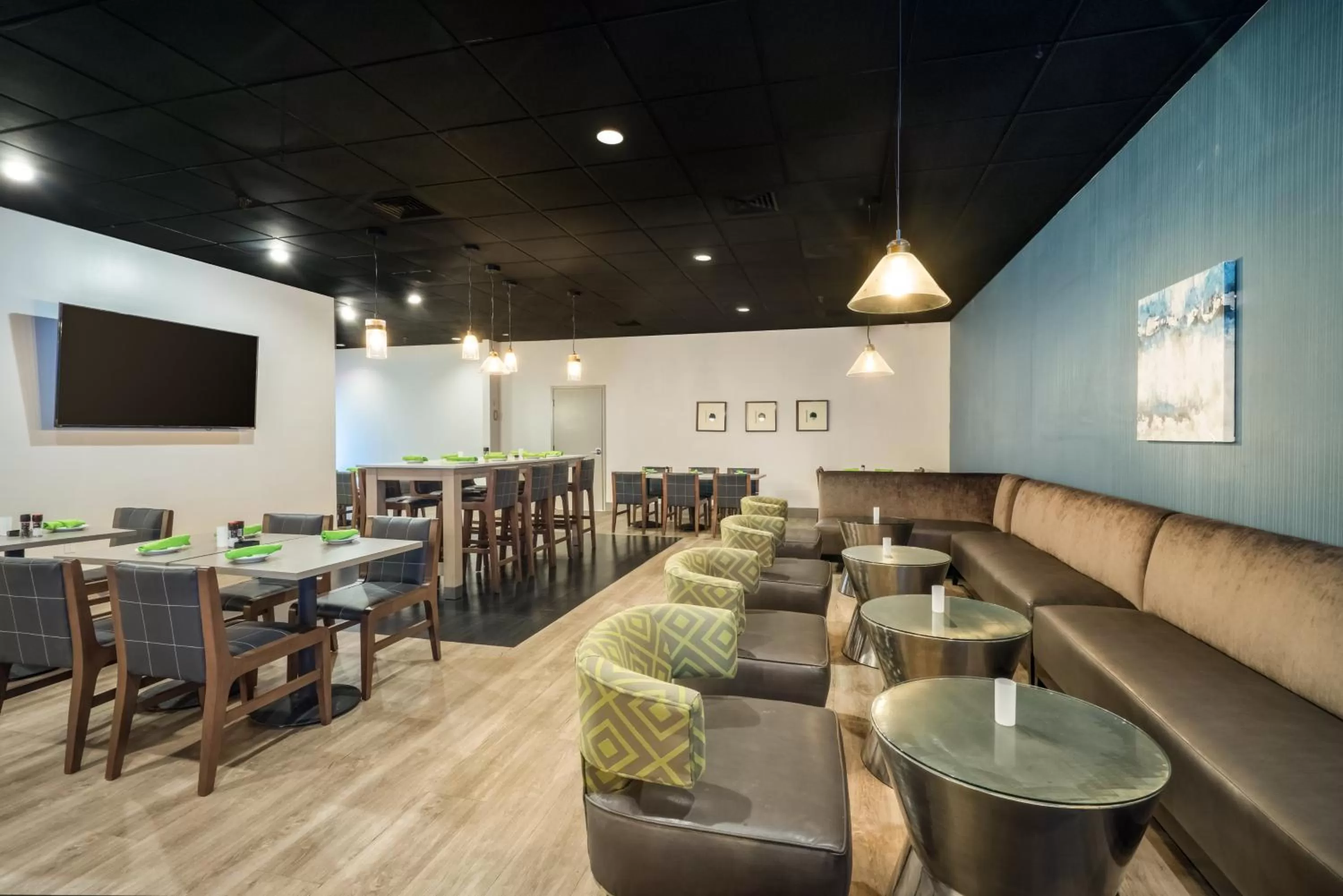 Lounge or bar in enVision Hotel & Conference Center Mansfield-Foxboro