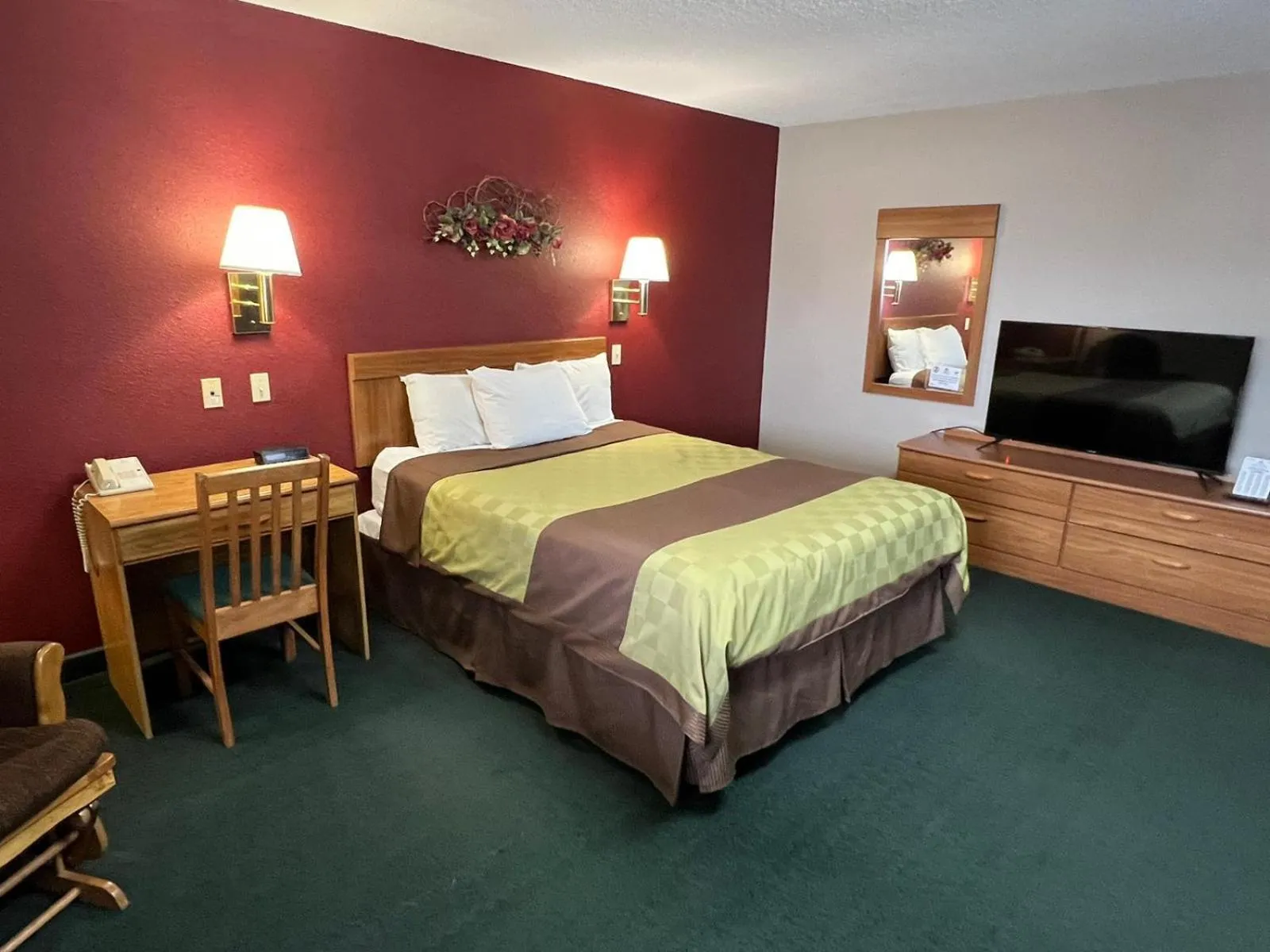 Queen Room in Americas Best Value Inn Suburban