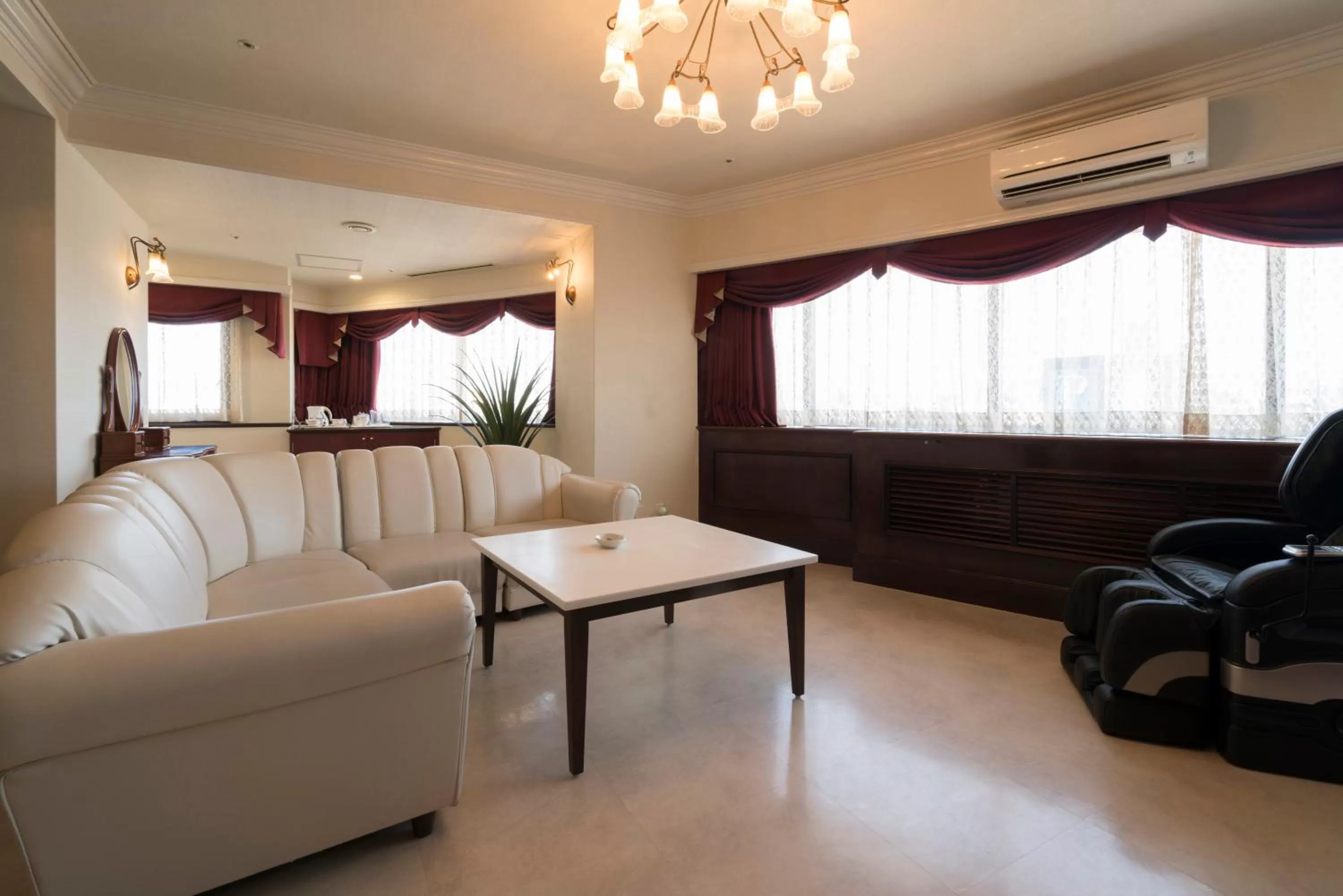 Queen Suite with Kitchen in Hotel Alps