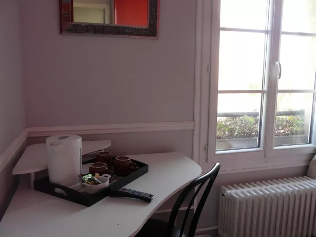 Standard Triple Room in Hôtel Le Hussard