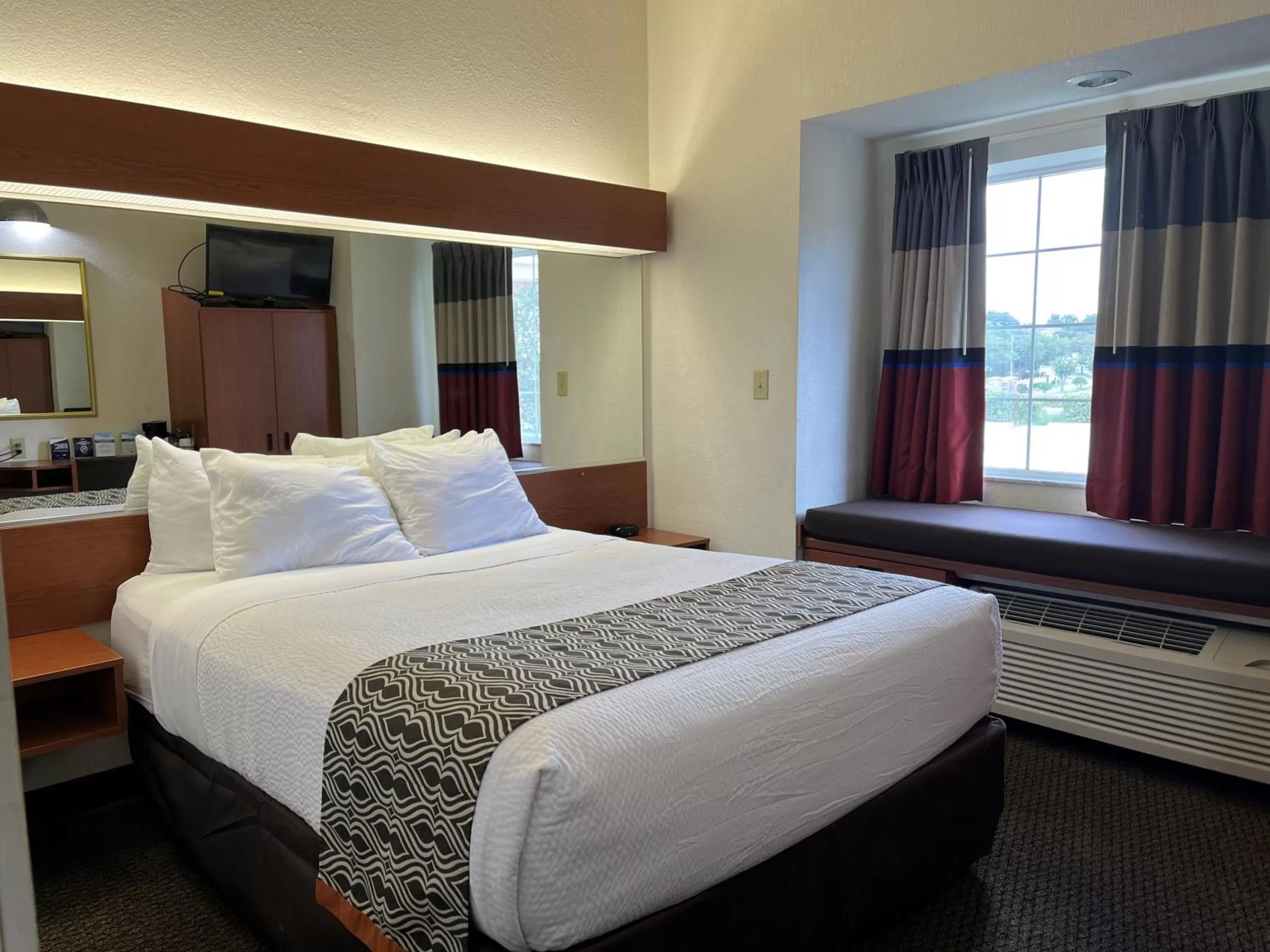 Queen Room - Non-Smoking in Microtel Inn and Suites by Wyndham - Lady Lake/ The Villages