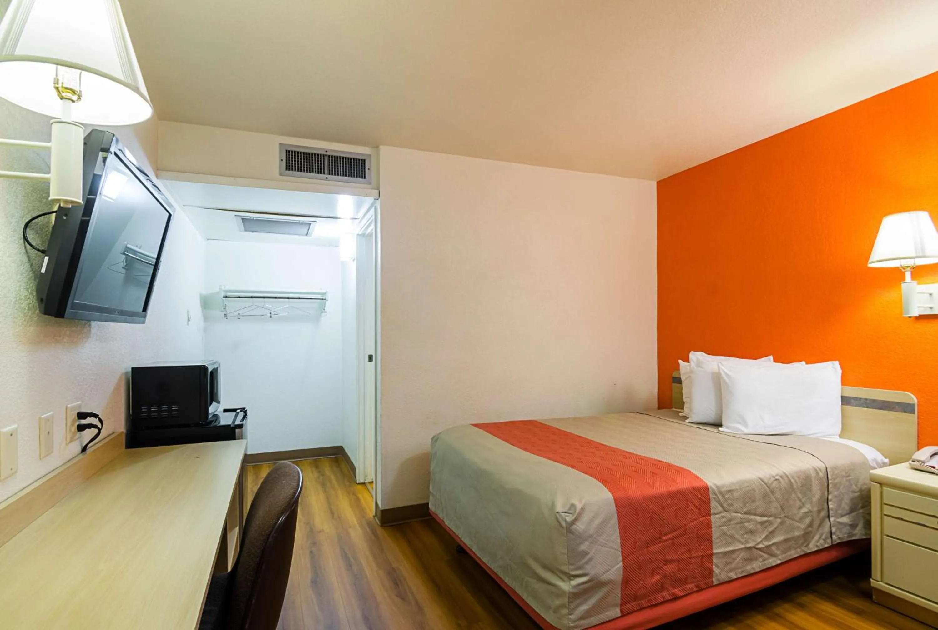 Queen Room - single occupancy - Non-Smoking in Motel 6-Mitchell, SD