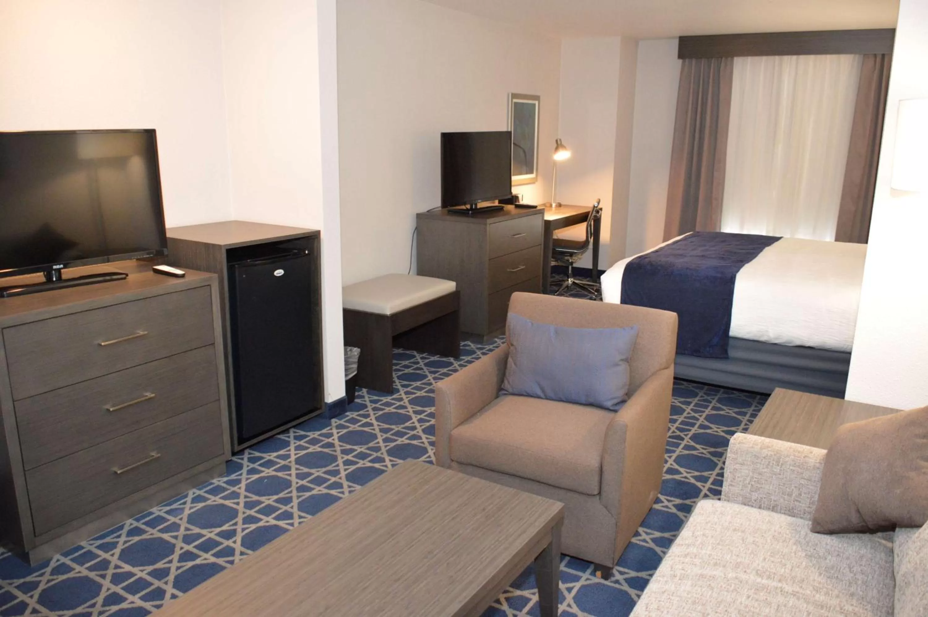 King Suite with Sofa Bed and Roll-In Shower - Disability Access in Best Western Plus Longview - University Hotel