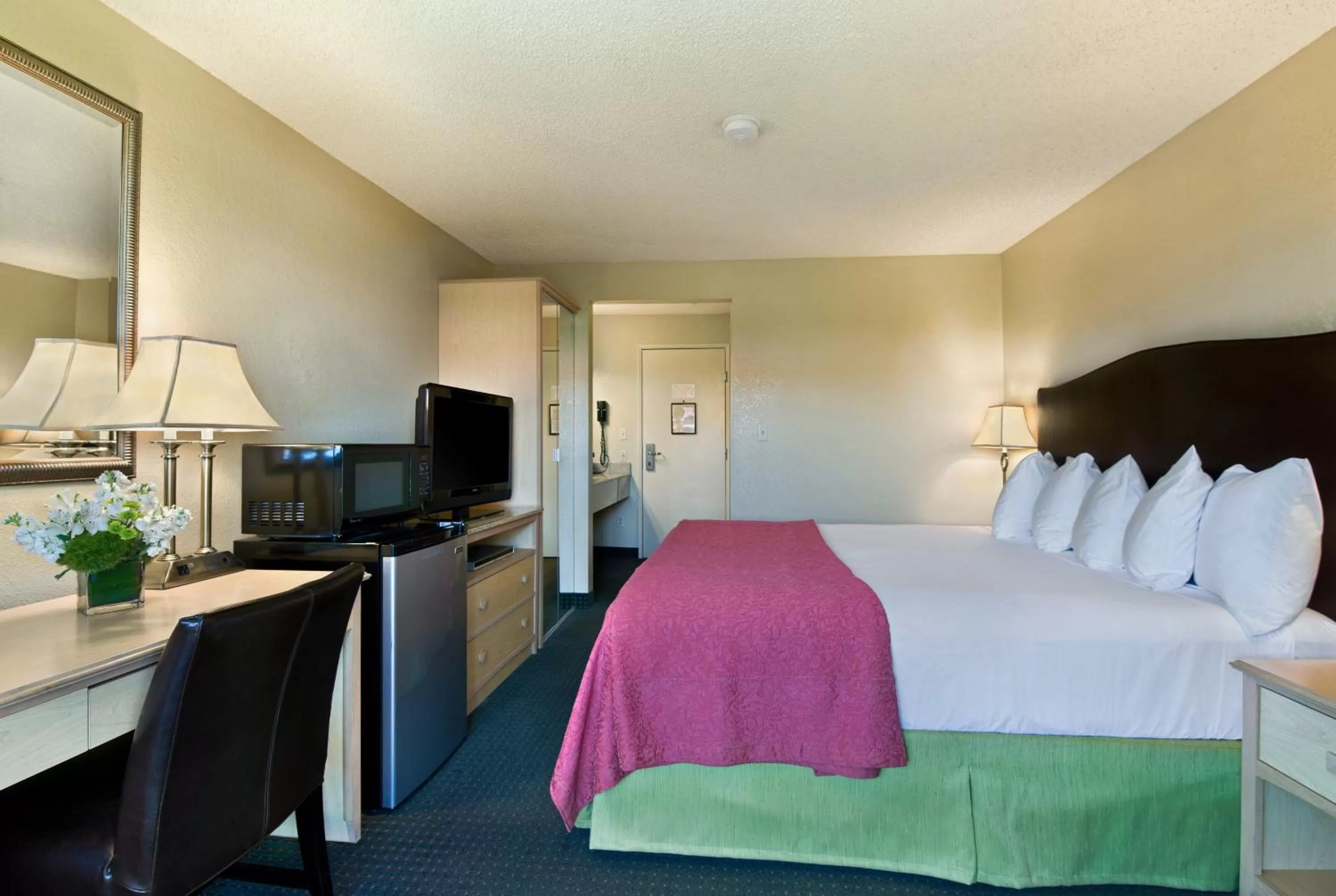 TV and multimedia, Bed in Oxnard Inn Lancaster
