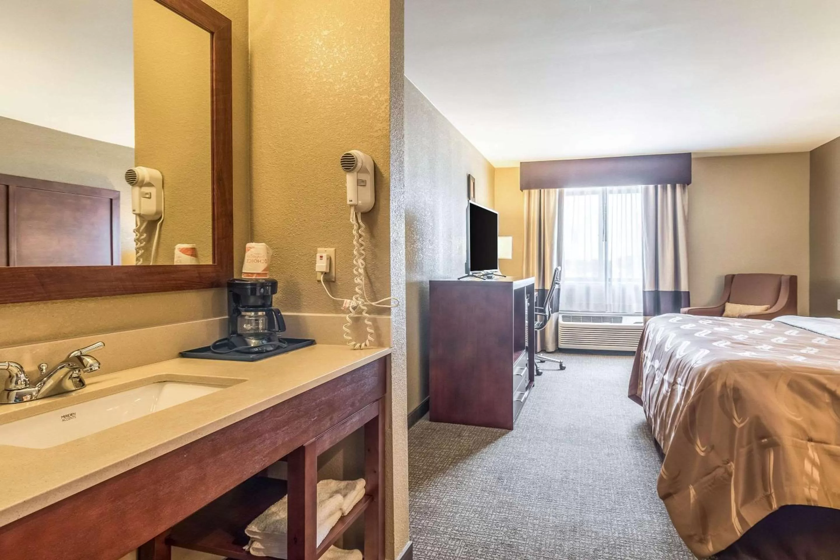 King Room - Pet Friendly/Non-Smoking in Quality Inn & Suites Salem near I-57