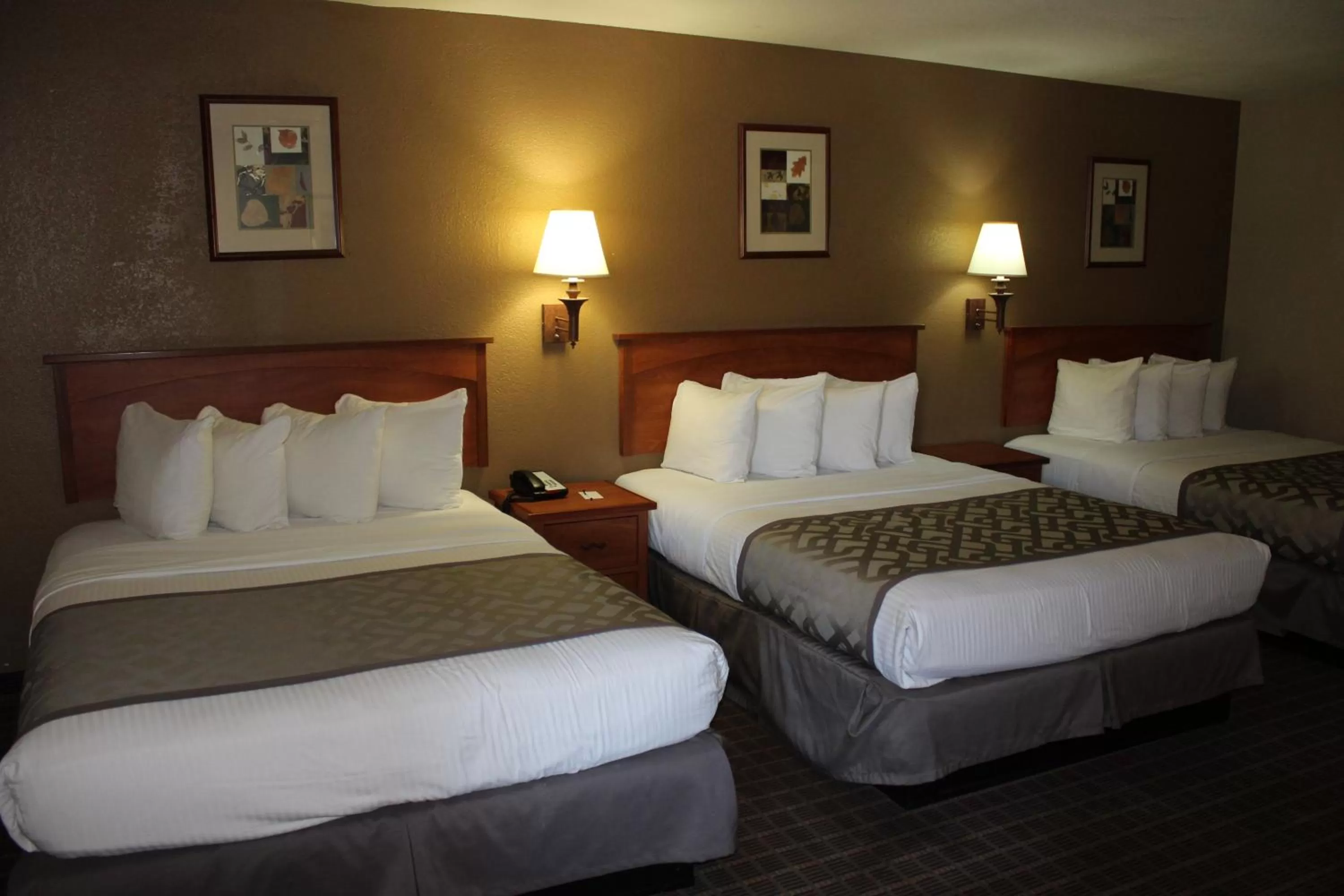 Queen Room with Three Queen Beds - Non-smoking in Cajon Pass Inn