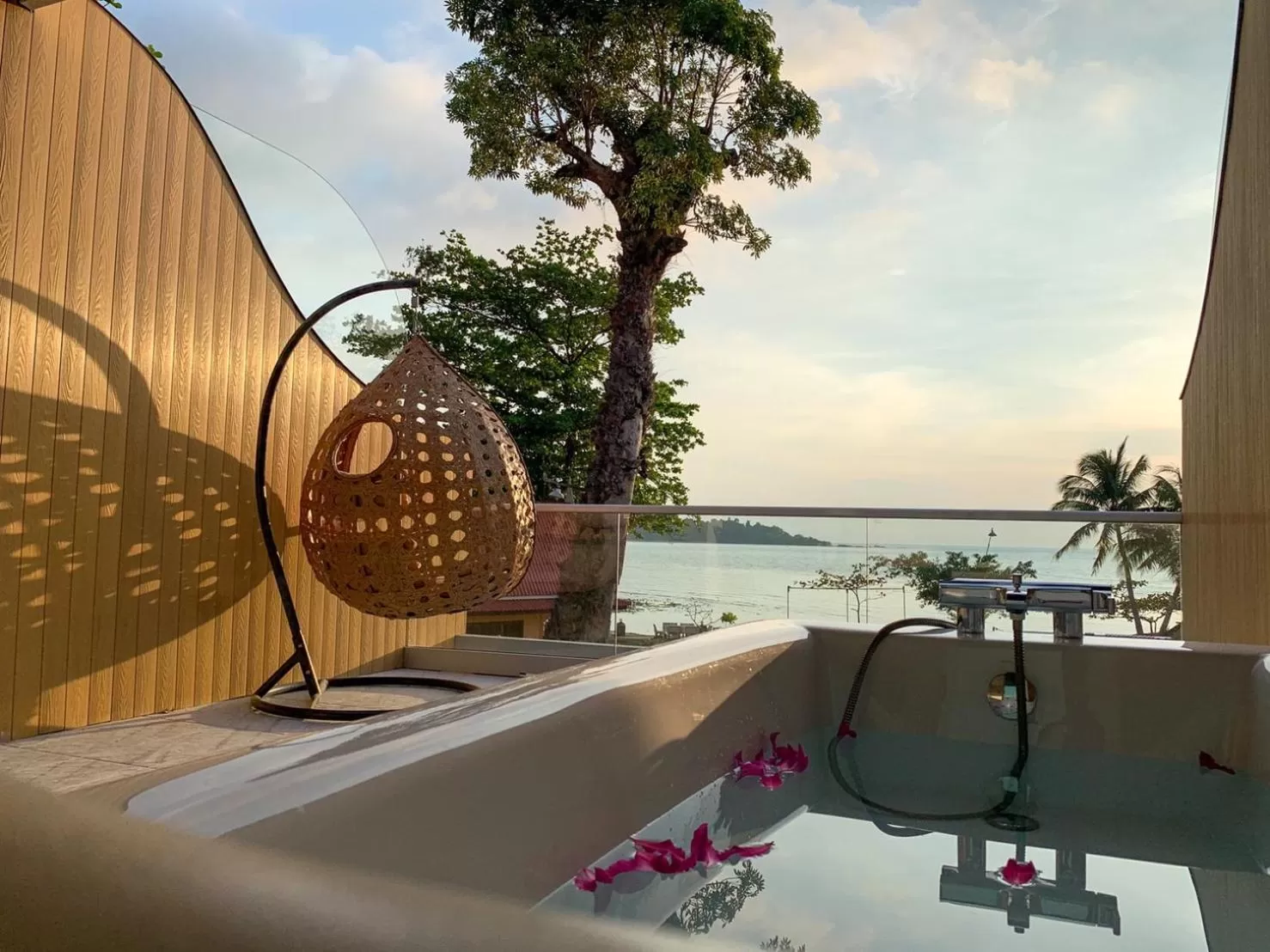 Deluxe Double Room with Sea View in Kaibae Hut Resort