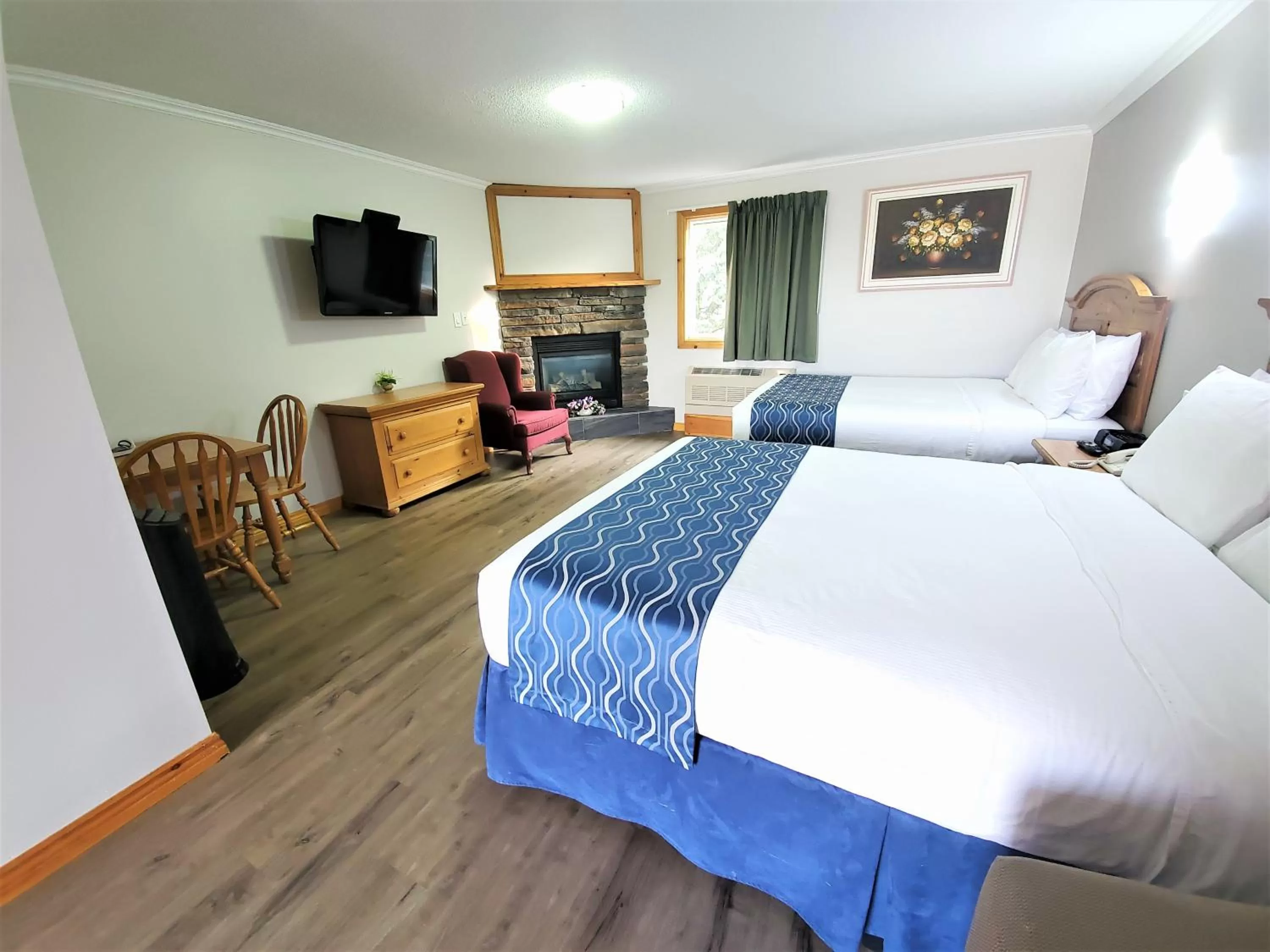 Queen Suite with Two Queen Beds in Knights Inn Colonial Fireside Inn