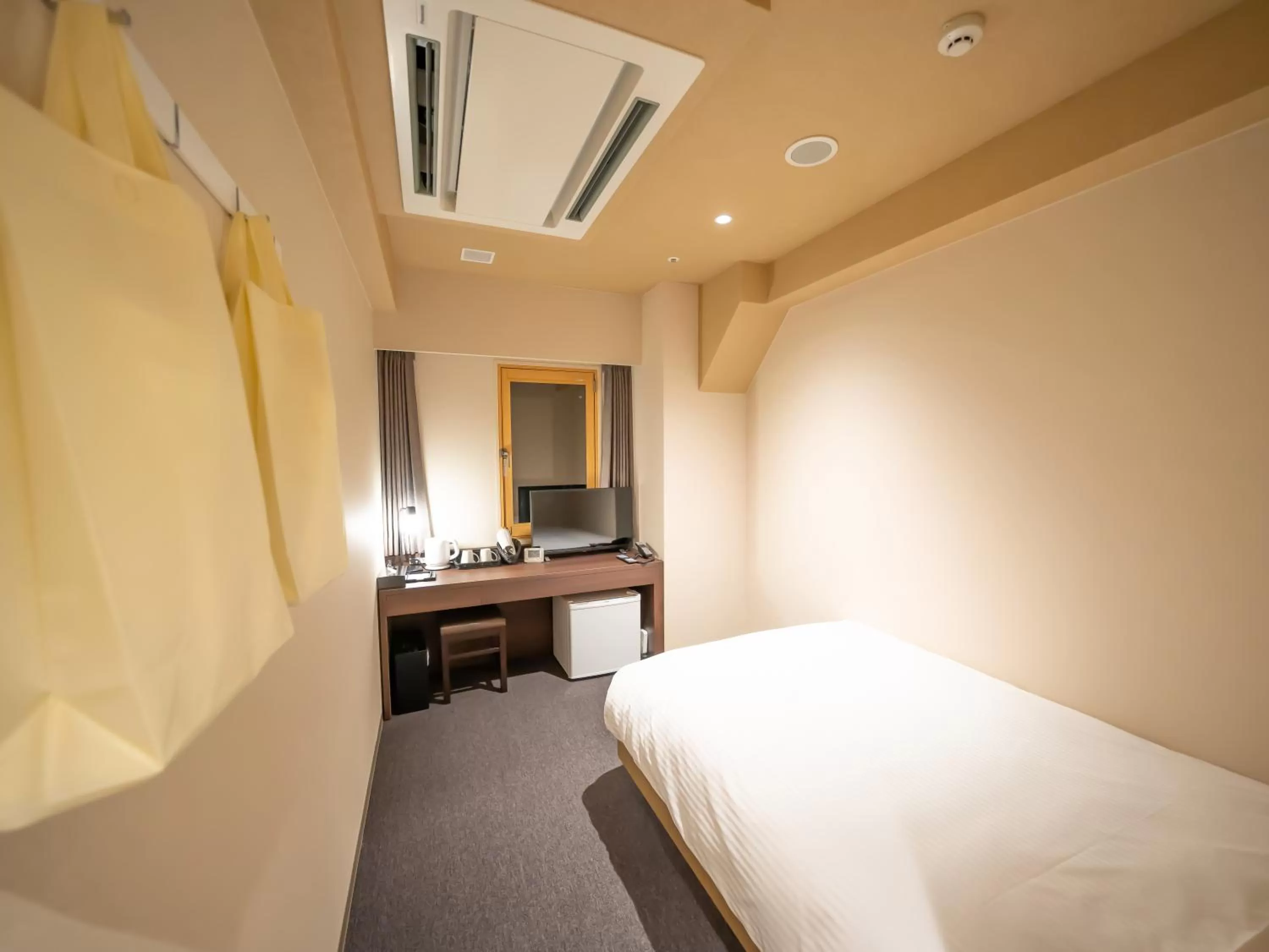 Double Room with Small Double Bed - single occupancy - No Daily Cleaning - Smoking in Shinsaibashi ARTY Inn