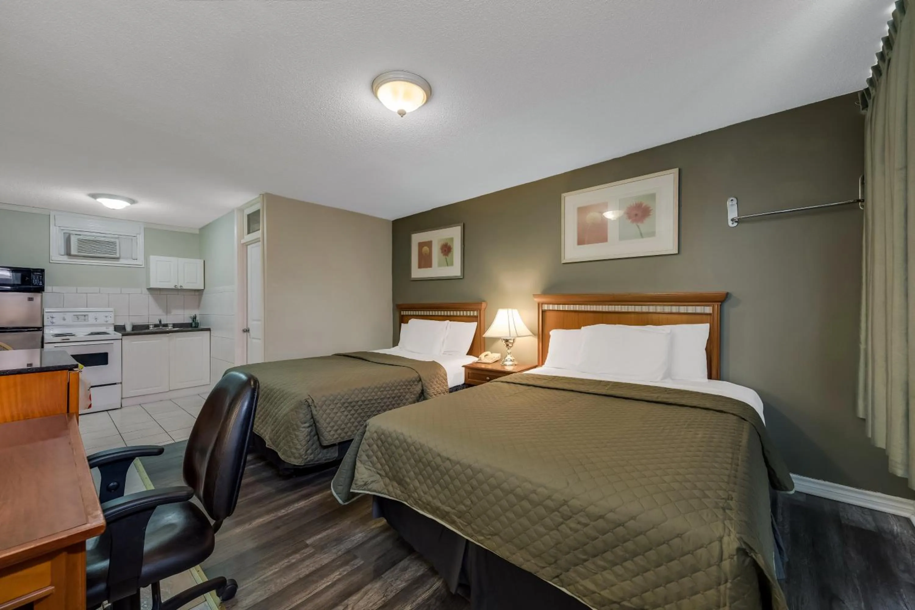 Deluxe Double Studio - Non-Smoking in Knights Inn Burlington