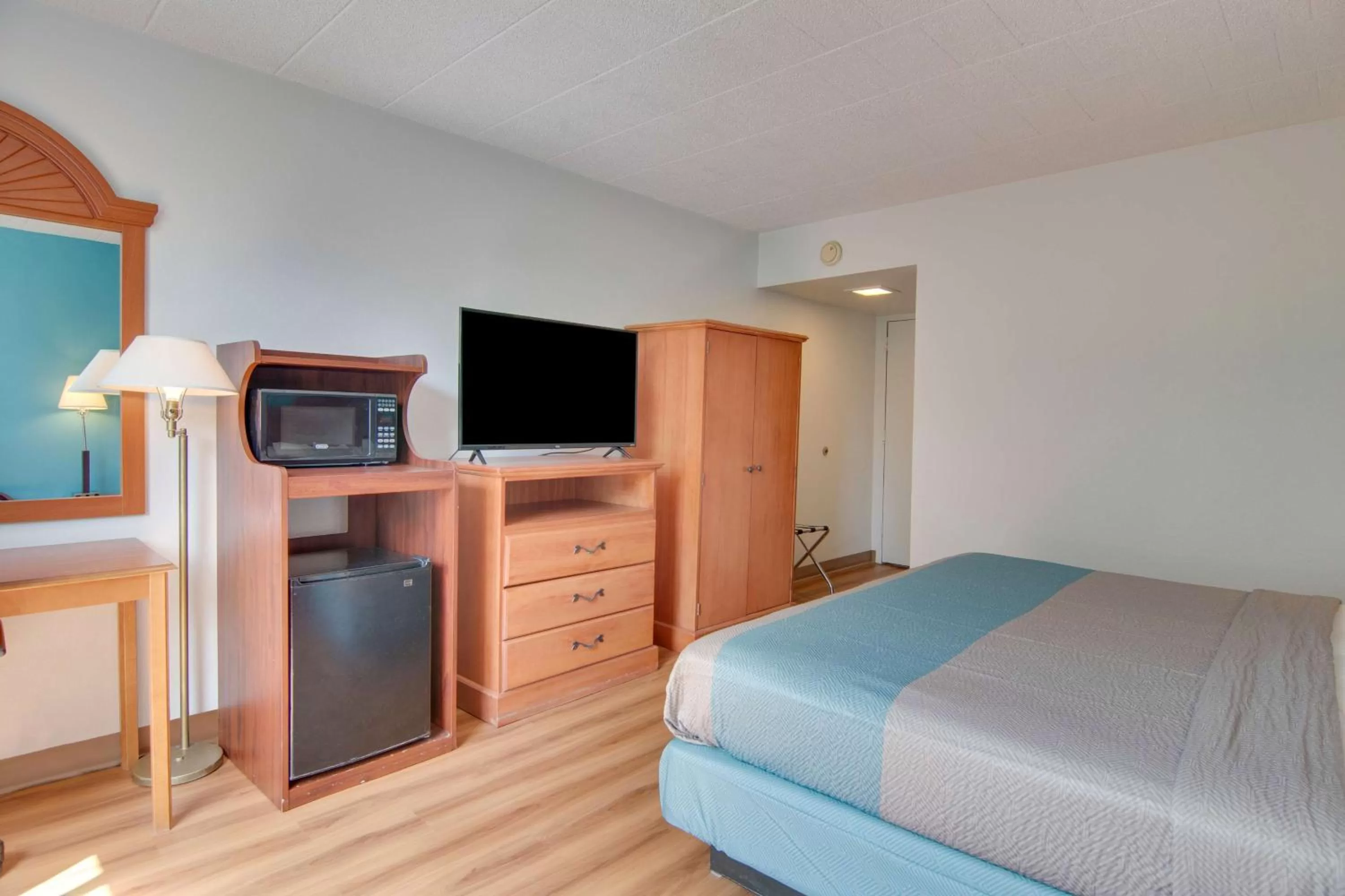 Queen Room - Disability Access - Non-Smoking in Motel 6-Clarion, PA