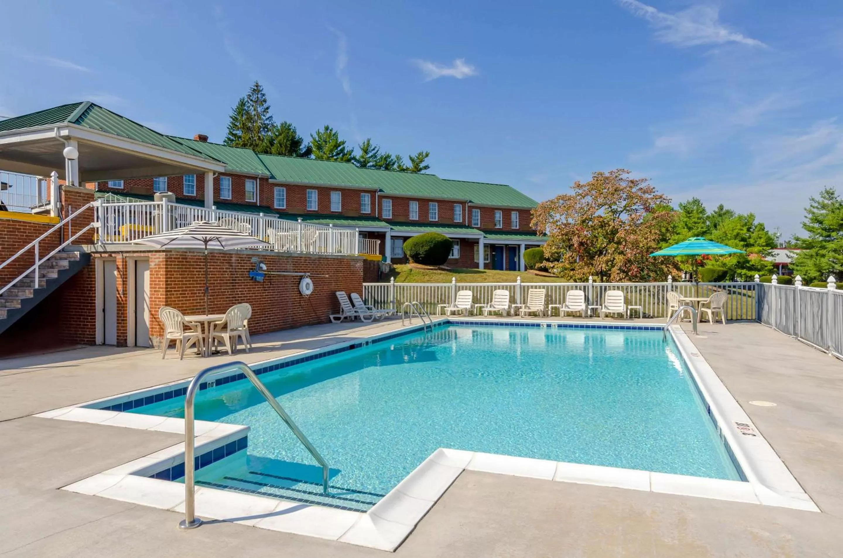 Swimming pool in Quality Inn Waynesboro - Skyline Drive