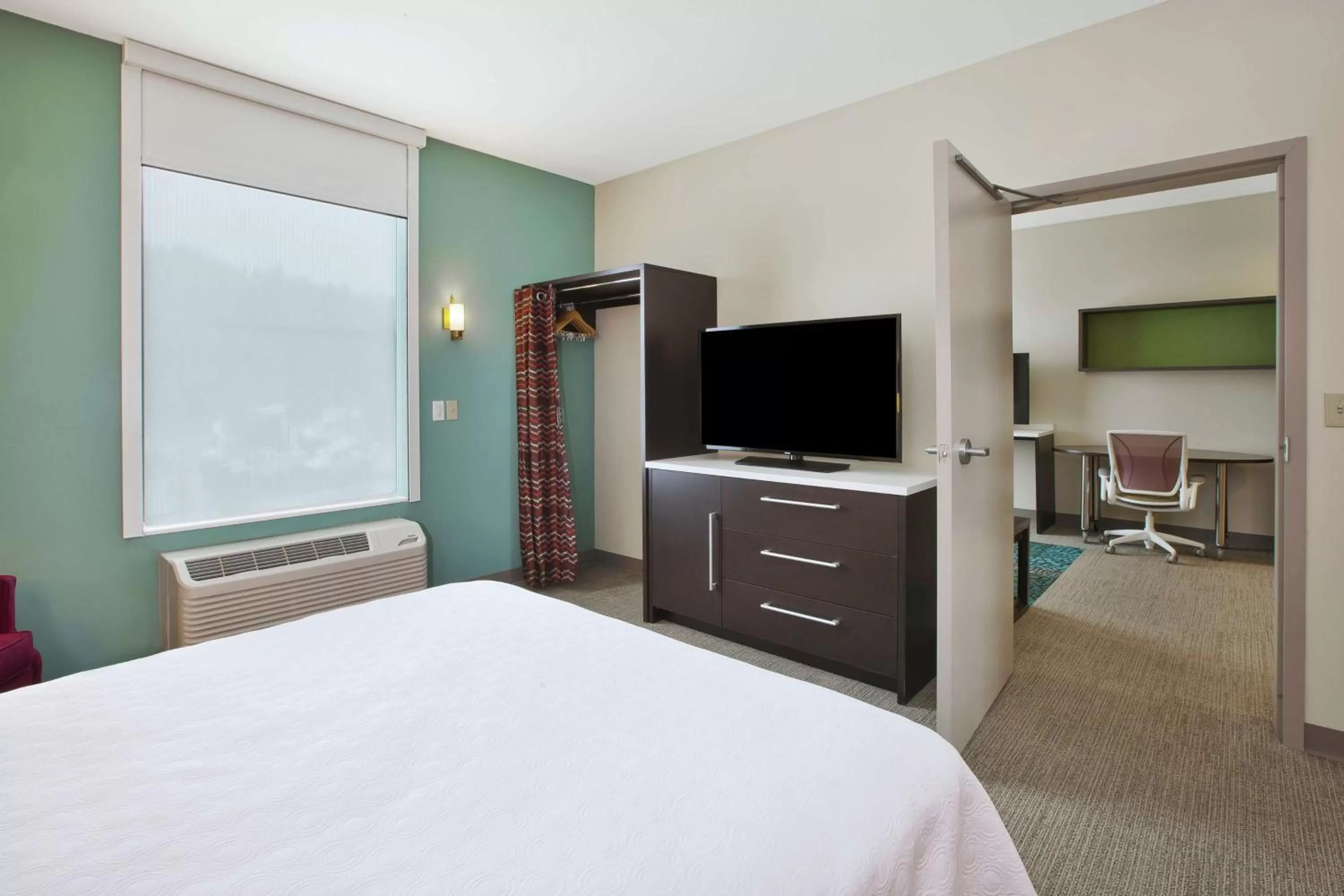 Queen Suite with Roll-In Shower - Accessible/Non-Smoking in Home2 Suites By Hilton Holland