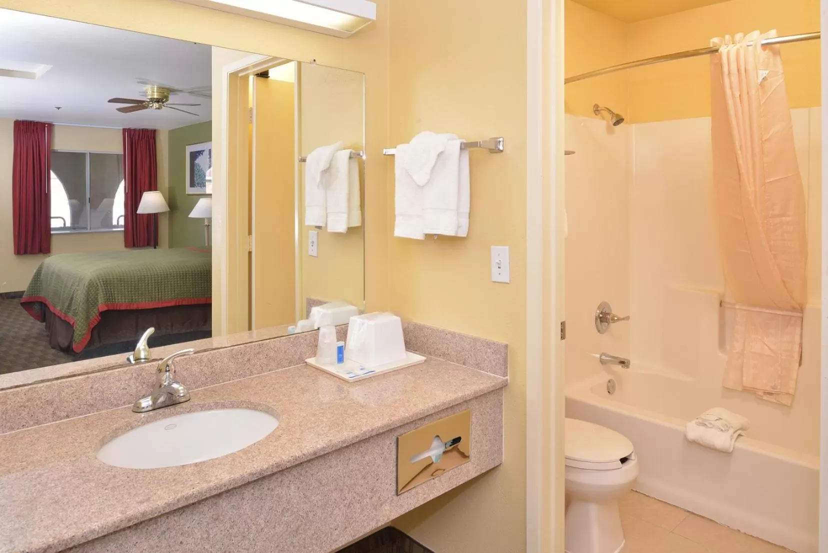 King Room with Roll-In Shower - Accessible/Non-Smoking in Rodeway Inn Delano