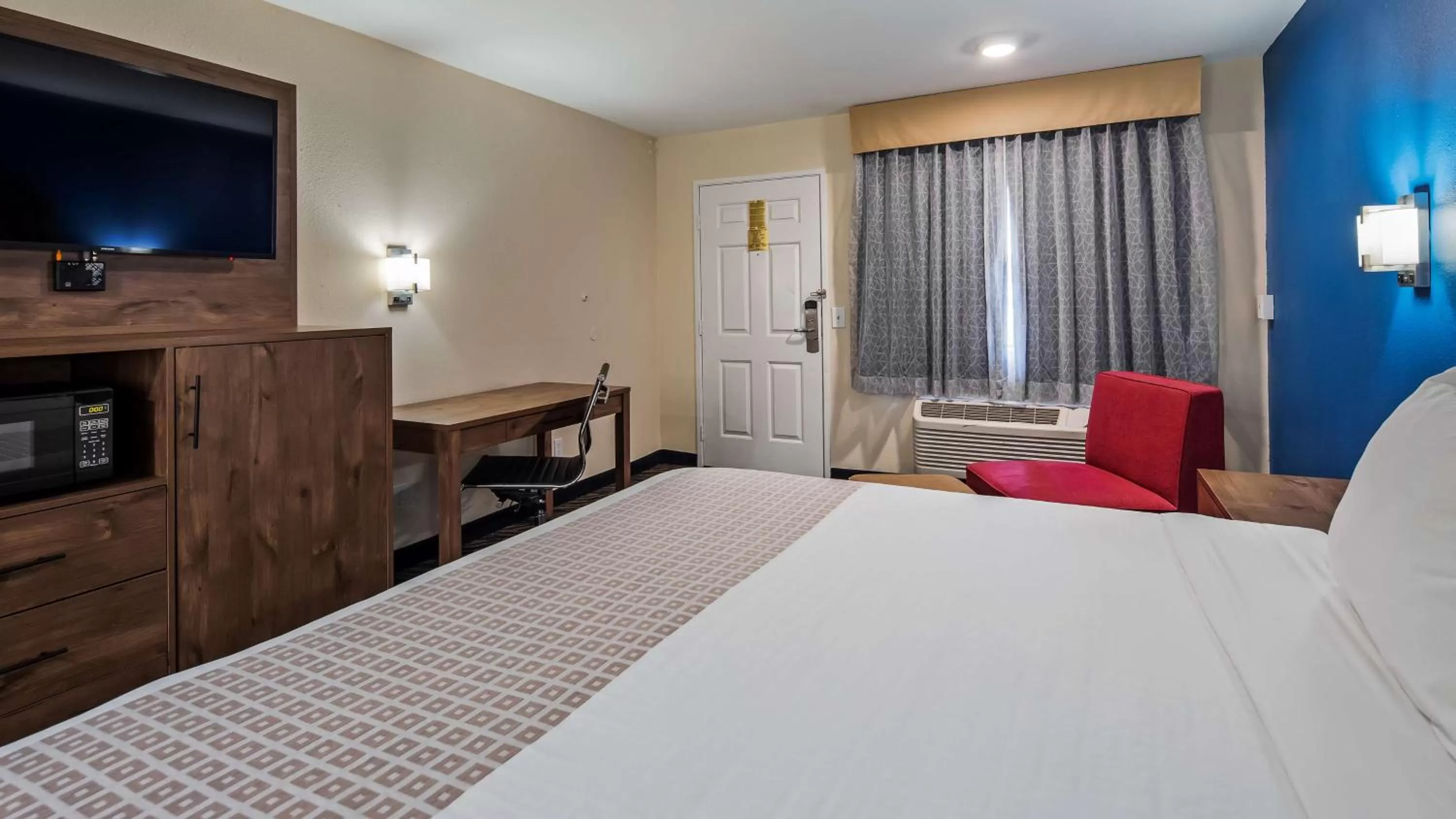 King Room with Roll-In Shower - Disability Access in SureStay Plus Hotel by Best Western Hesperia