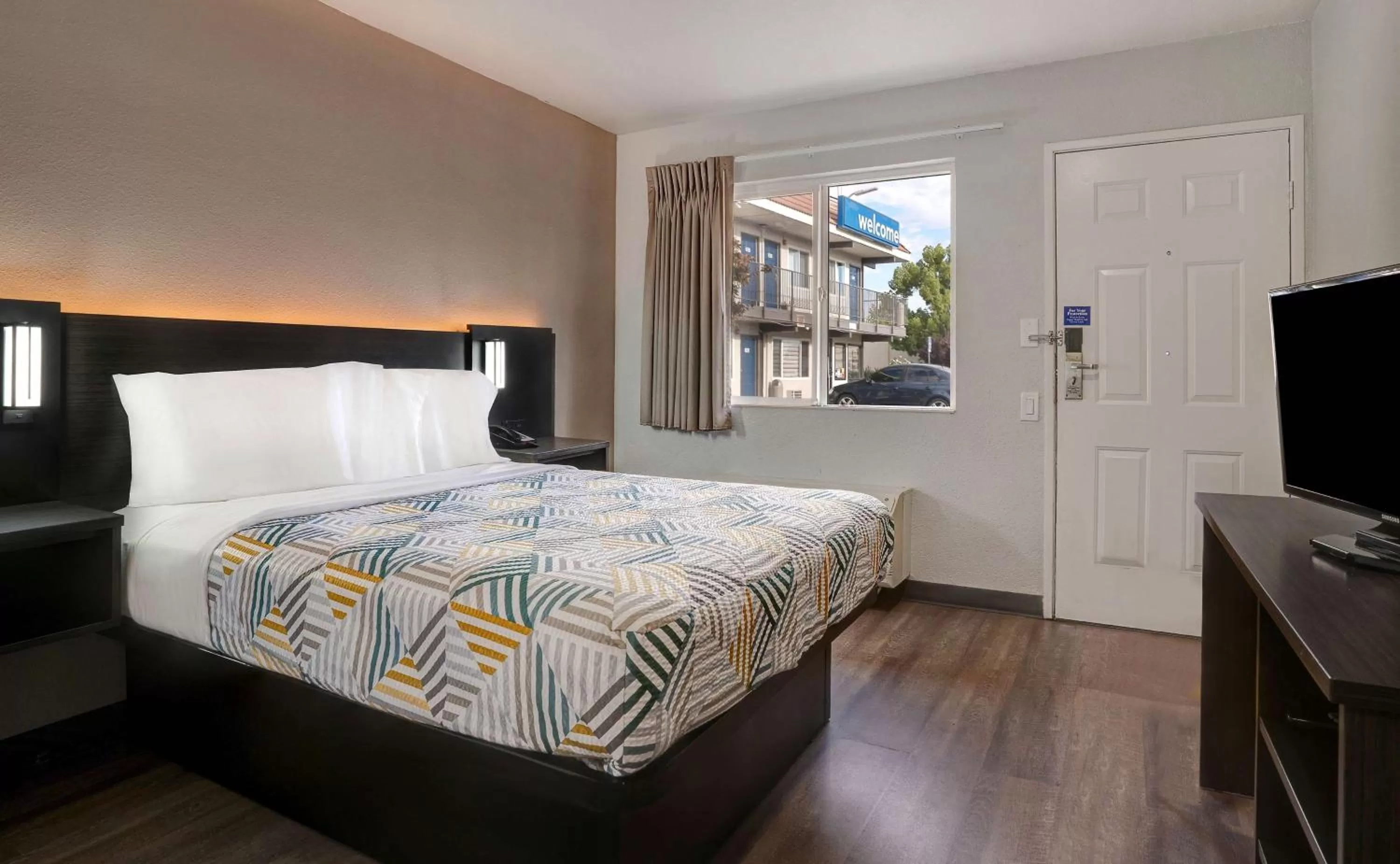 Double Room - Disability Access - Roll In Shower in Motel 6-Rancho Cordova, CA - Rancho Cordova East