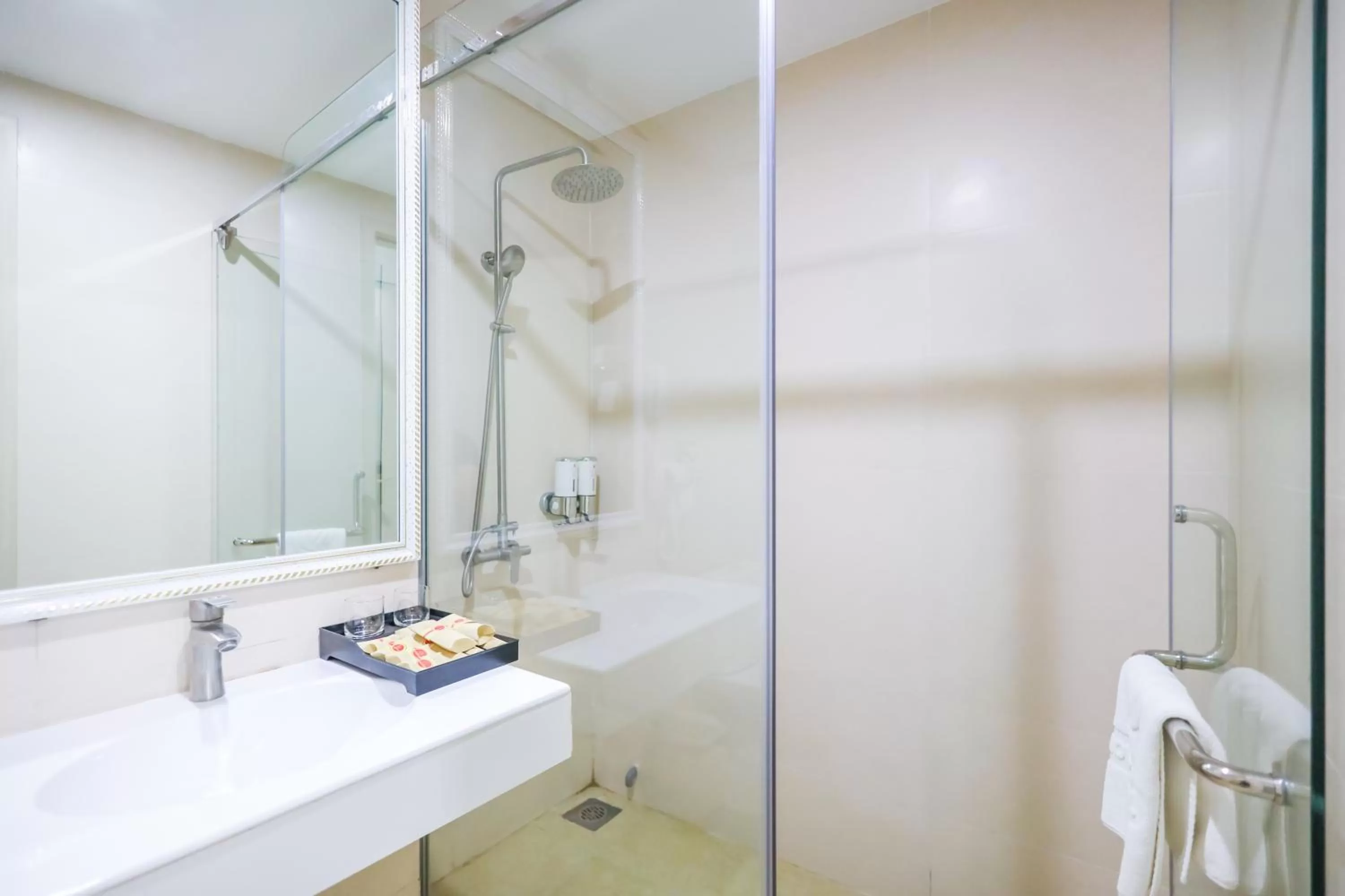 Deluxe Double Room with Shower in Khách Sạn Phượng Hoàng 3