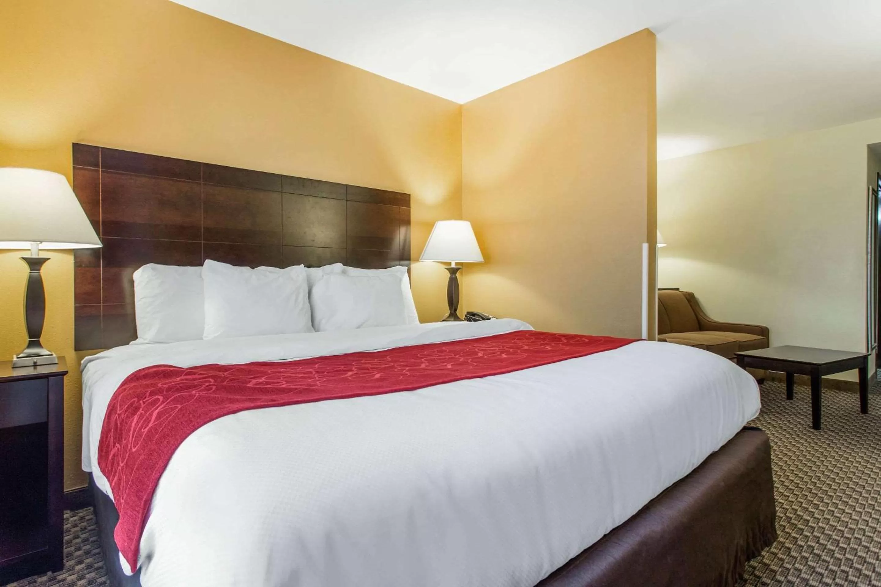 King Suite - Non-Smoking in Comfort Suites Clinton near Presbyterian College