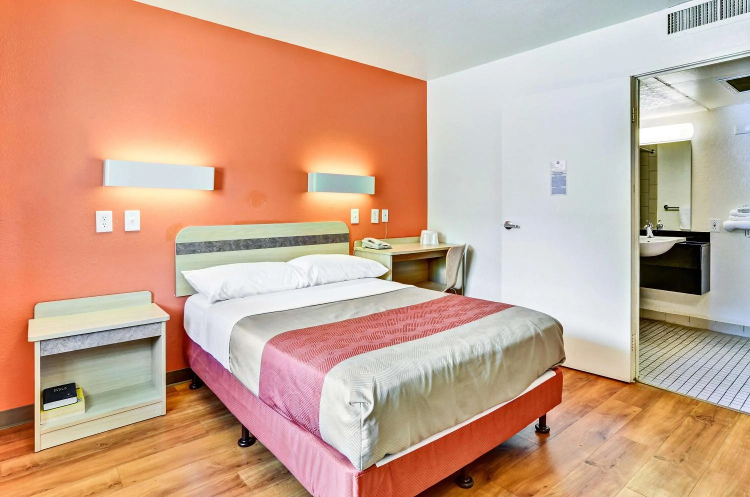 Deluxe Queen Room - single occupancy in Motel 6-Pittsburgh, PA - Crafton