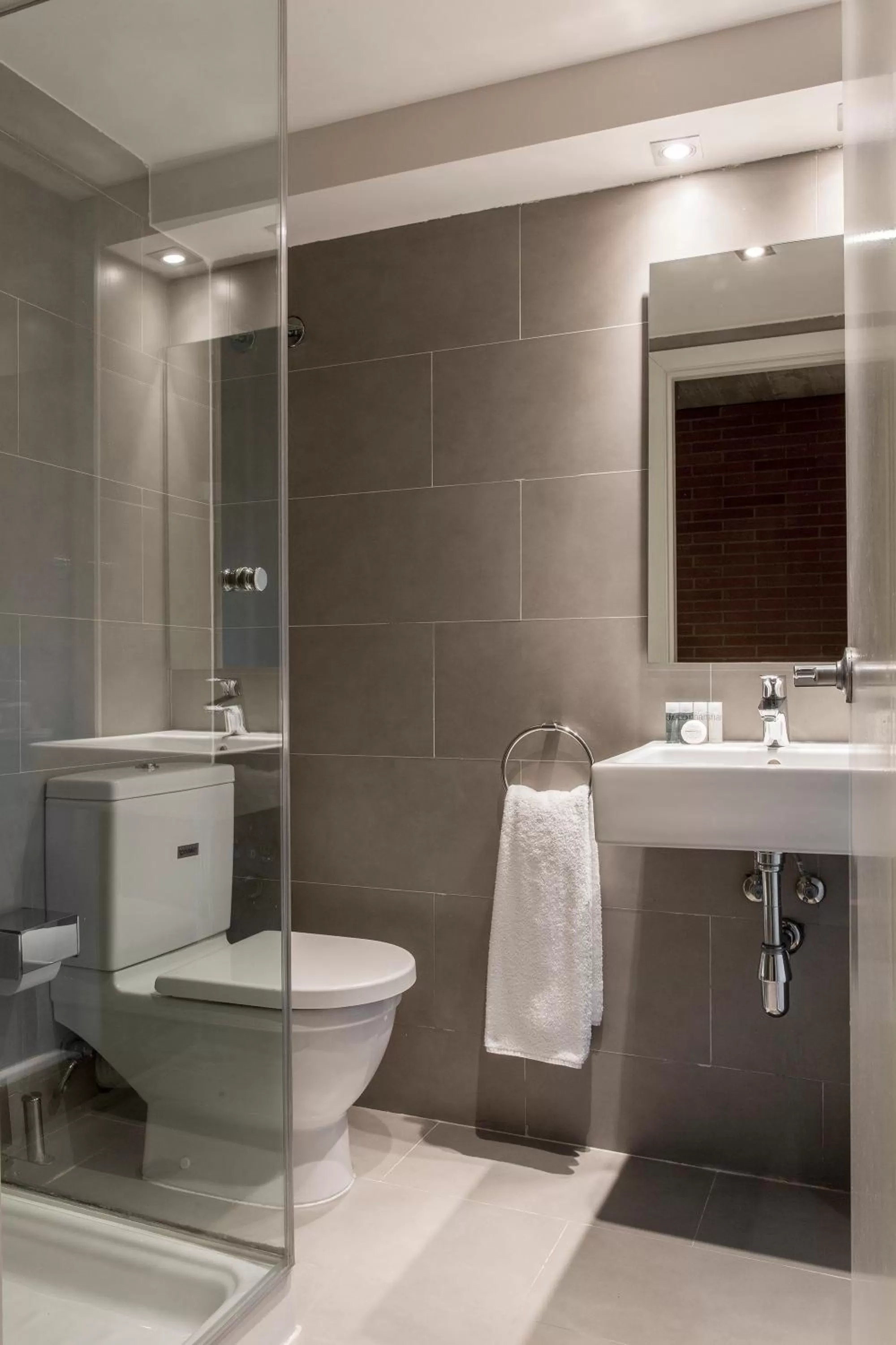 Toilet in Barcelona Apartment Republica