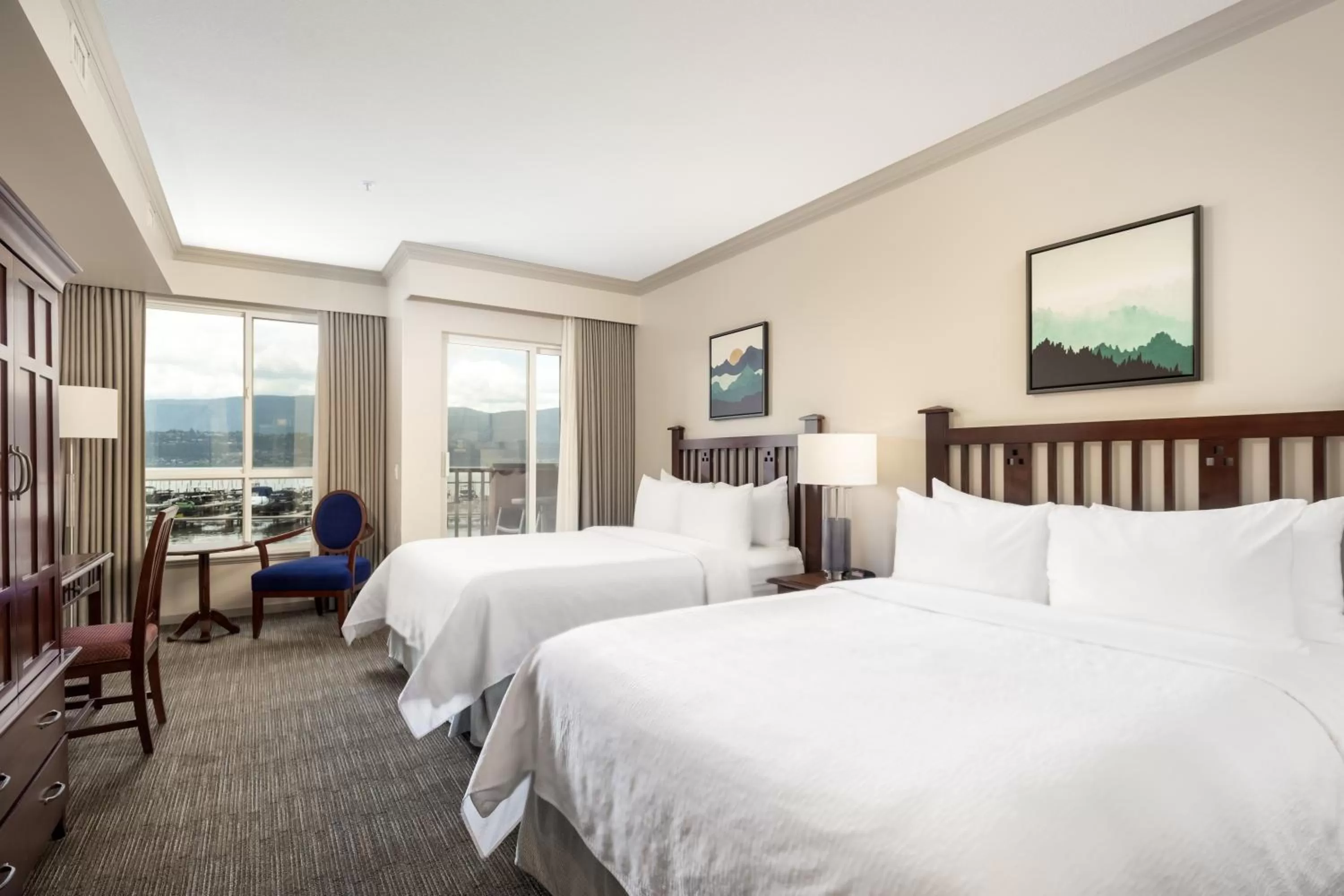 Deluxe Room, 2 Queens, Lakeview in Manteo at Eldorado Resort