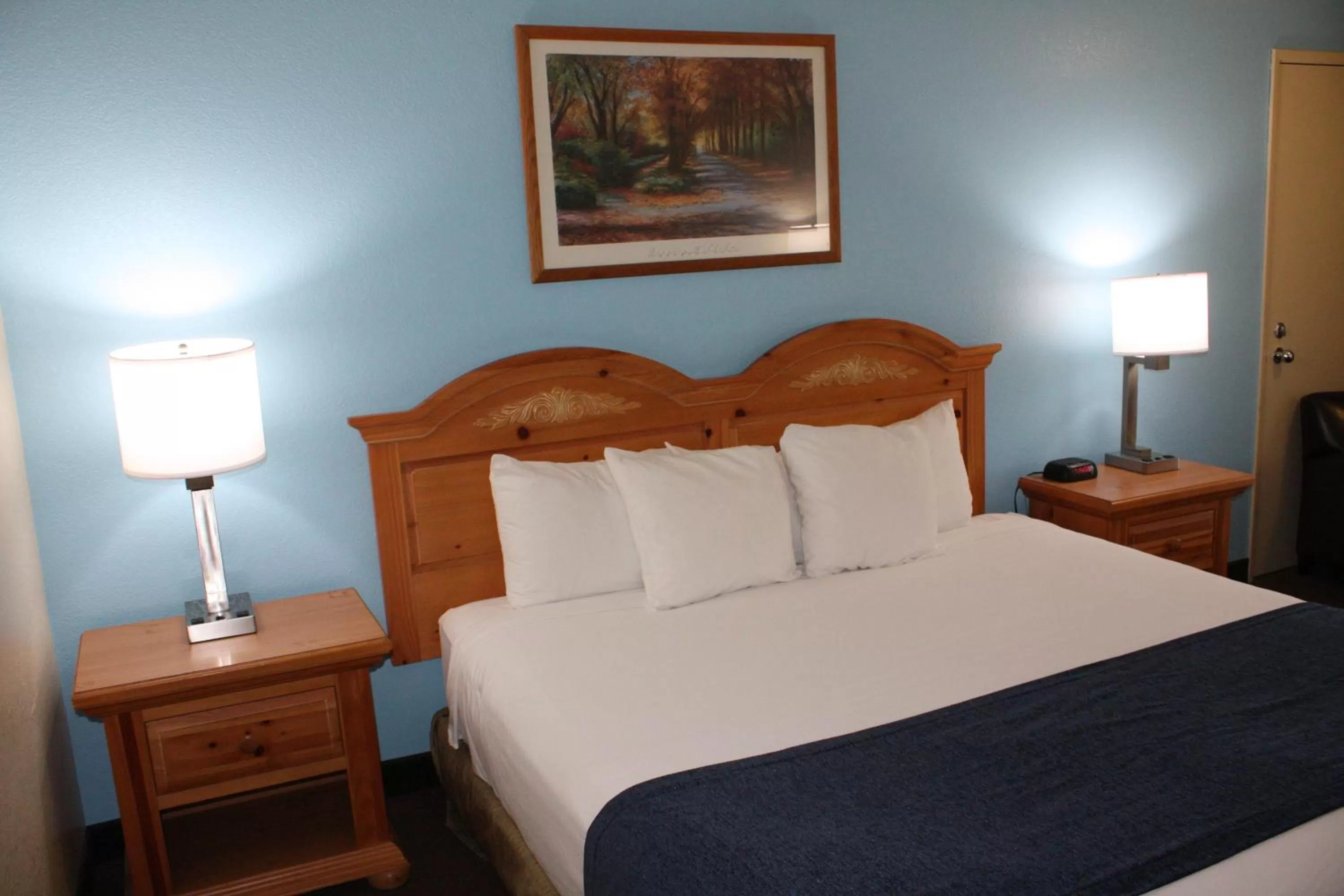 King Room with River View - Mobility Access/Non-Smoking in Baymont by Wyndham Yakima Riverfront