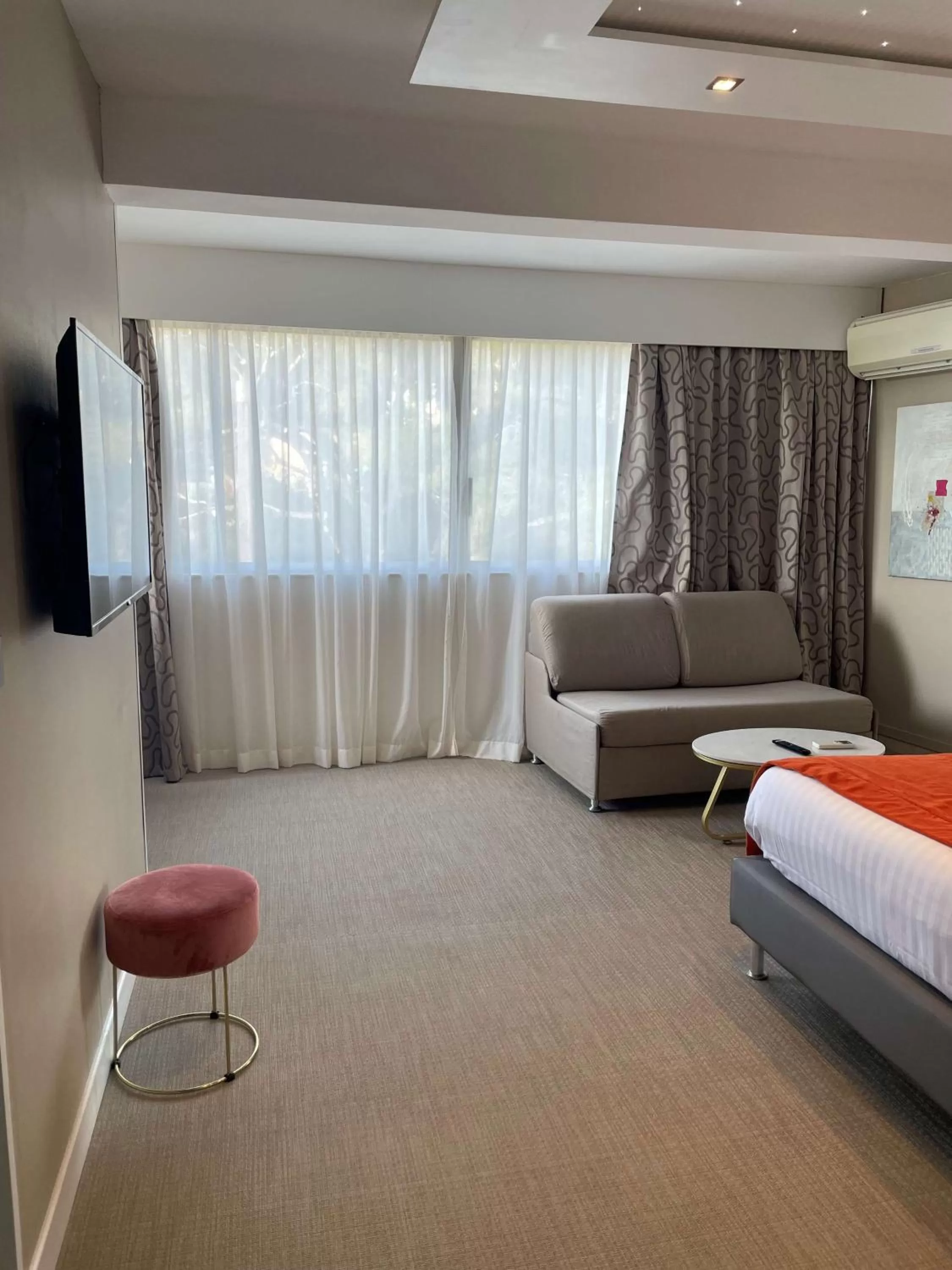 Superior Queen Room with Sofa Bed and Sea View in Best Western Plus Hôtel la Rade