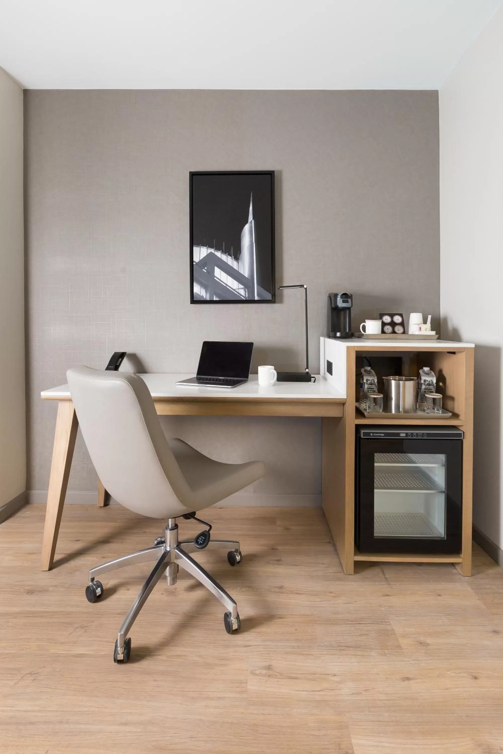 King Room with Roll-in Shower - Disability Access/Non-Smoking in Radisson Hotel Nashville Airport