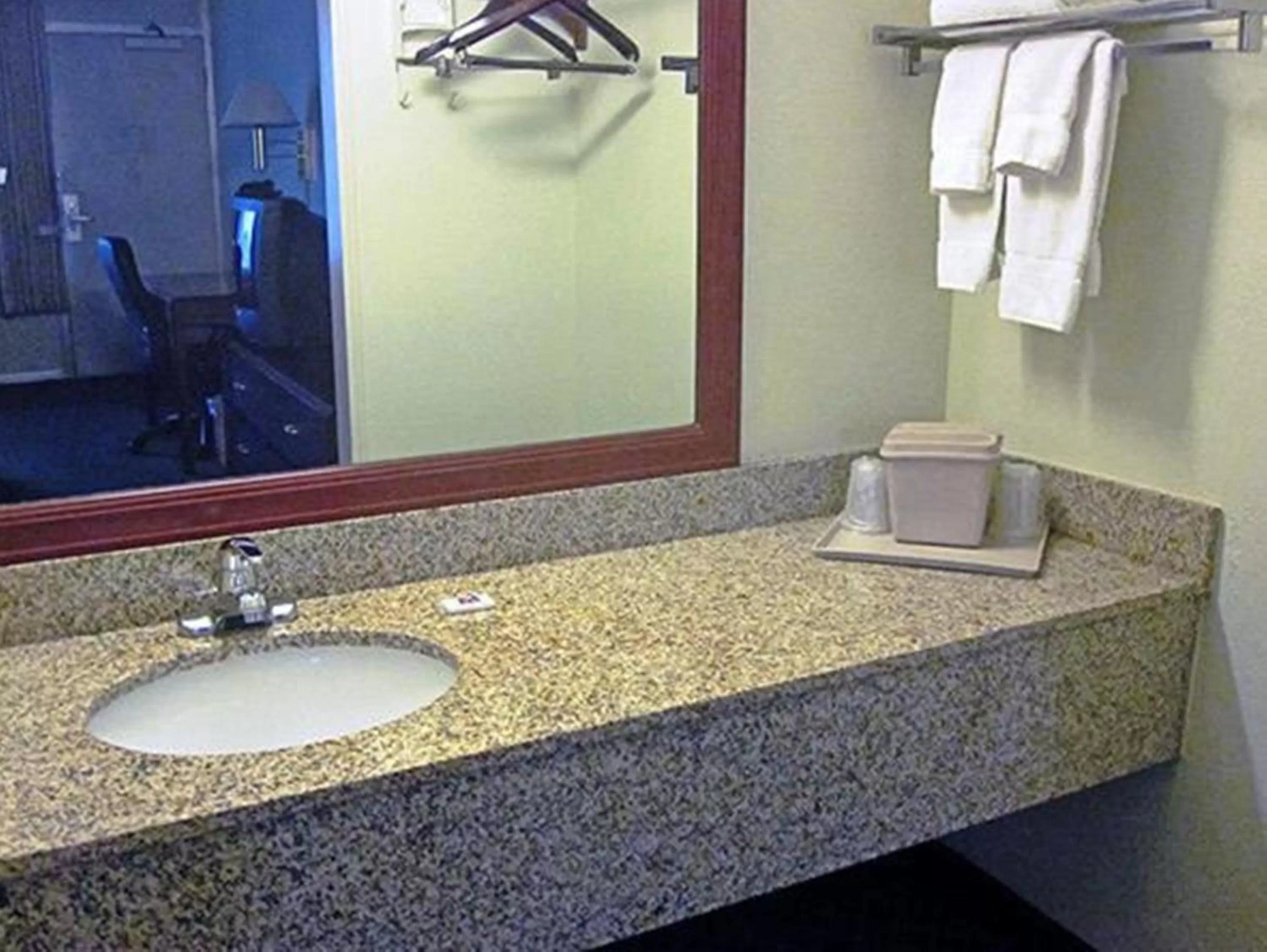 King Room with Roll-in Shower - Disability Access - Non-Smoking in Motel 6-Houston, TX - East