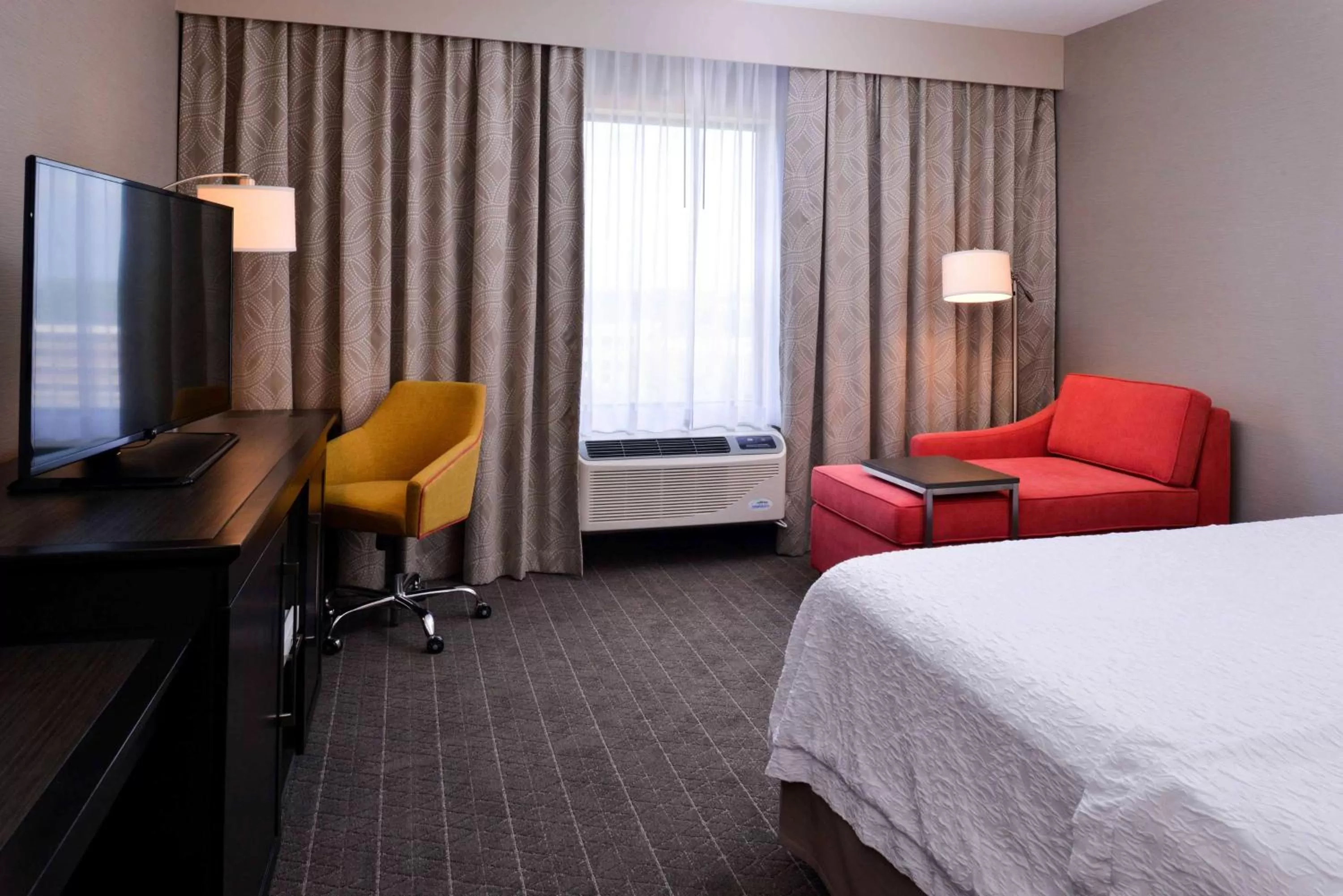 King Room with Accessible Tub - Mobility and Hearing Access/Non-Smoking in Hampton Inn Pittsburgh - Wexford - Cranberry South