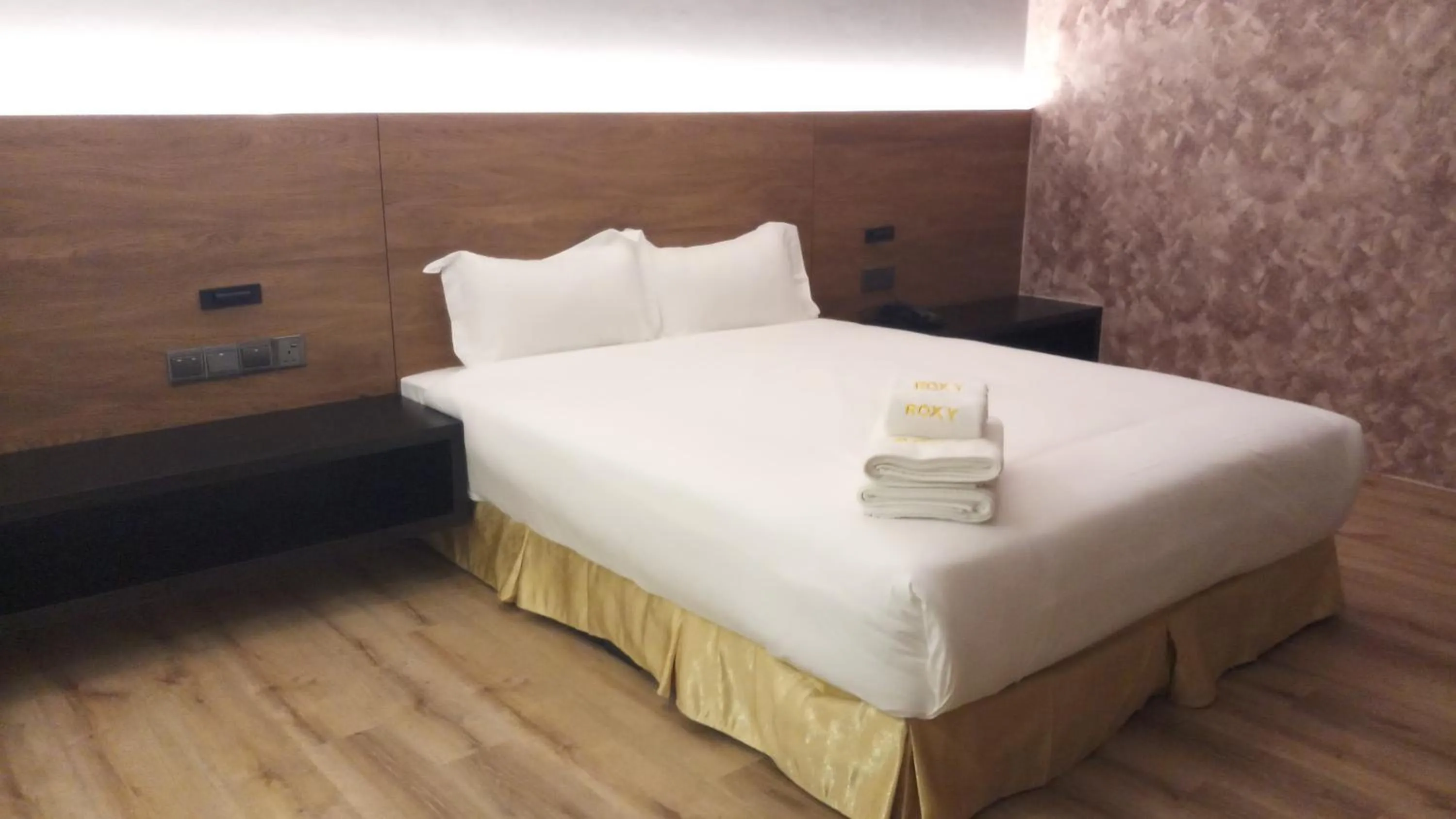 Deluxe Double Room (No Window) in Roxy Hotel Padungan