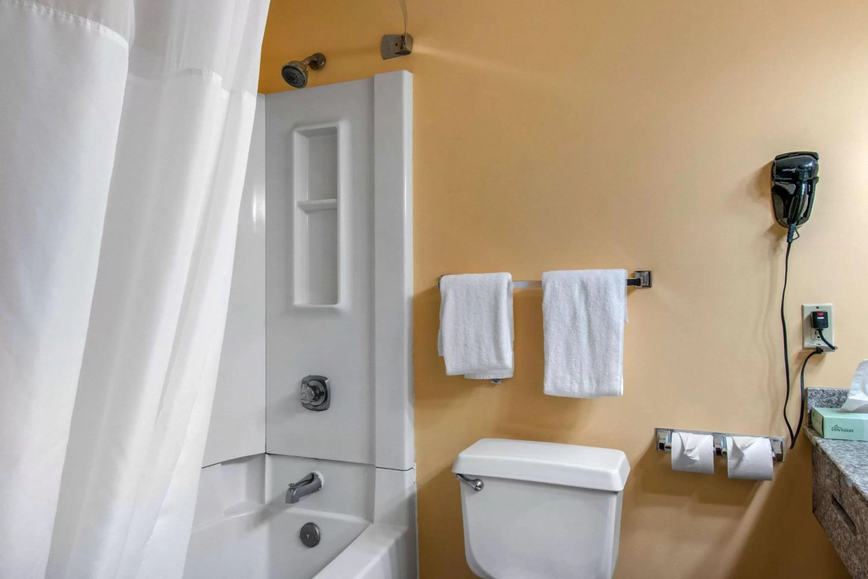 Queen Room with Two Queen Beds - Non-Smoking in Quality Inn Carlisle South