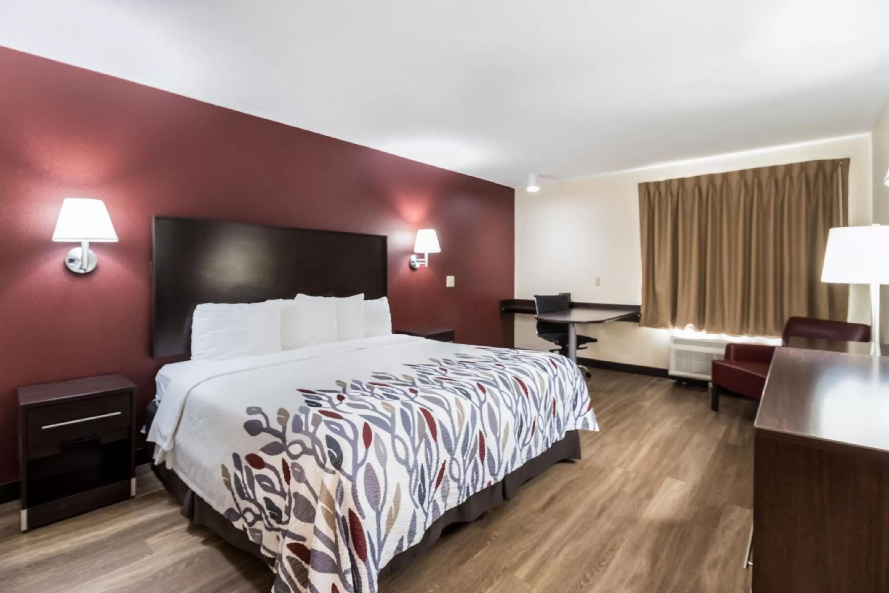 Superior King Room Non-Smoking in Red Roof Inn Murfreesboro