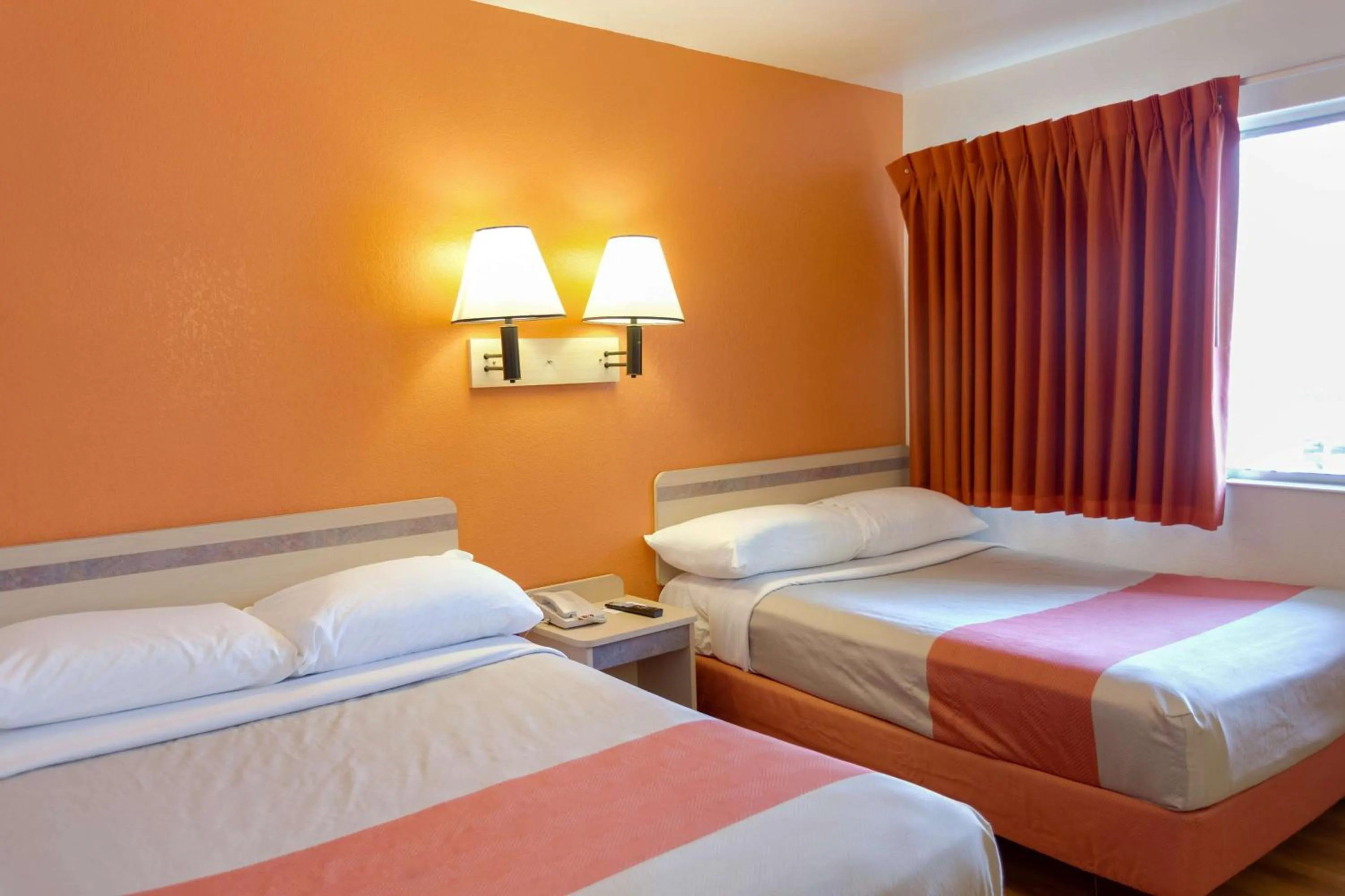 Deluxe Quadruple Room - single occupancy - Non-Smoking in Motel 6 Weed - Mount Shasta