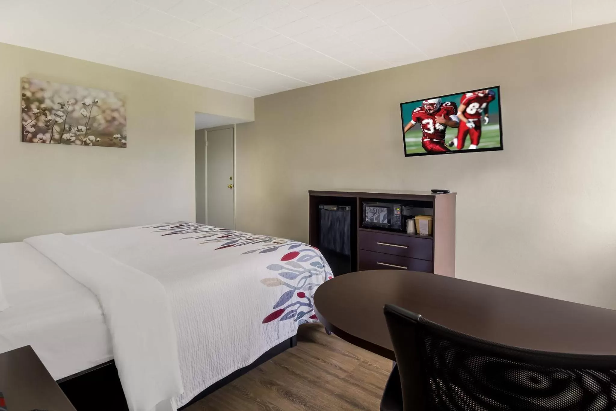 Superior King Room Non-Smoking in Red Roof Inn New Stanton