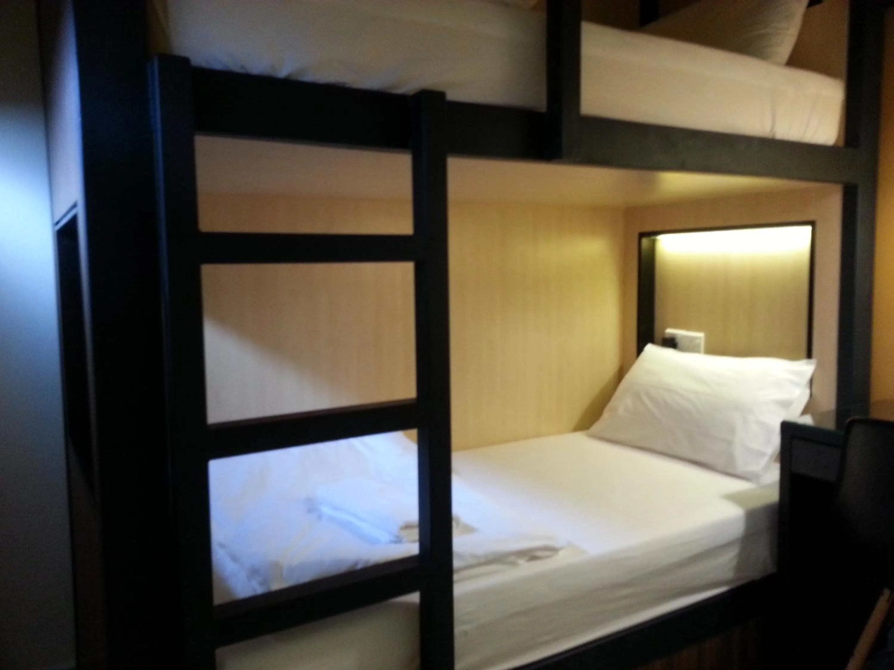 Standard Twin Room (Bunk Bed) With Windows in Hotel 1000 Miles