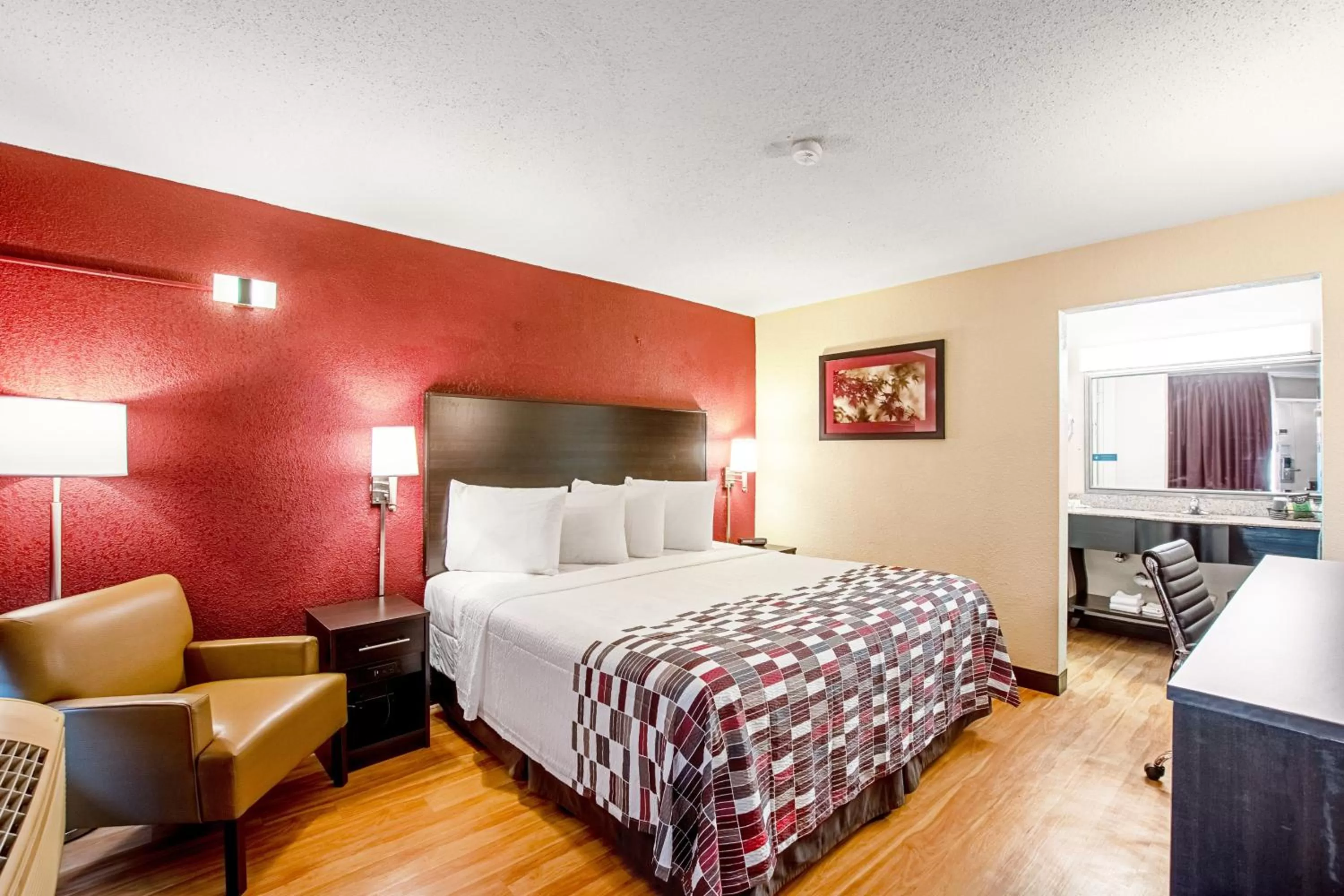 Superior Room with One Queen Bed with Kitchenette Non-Smoking in Red Roof Inn Battle Creek