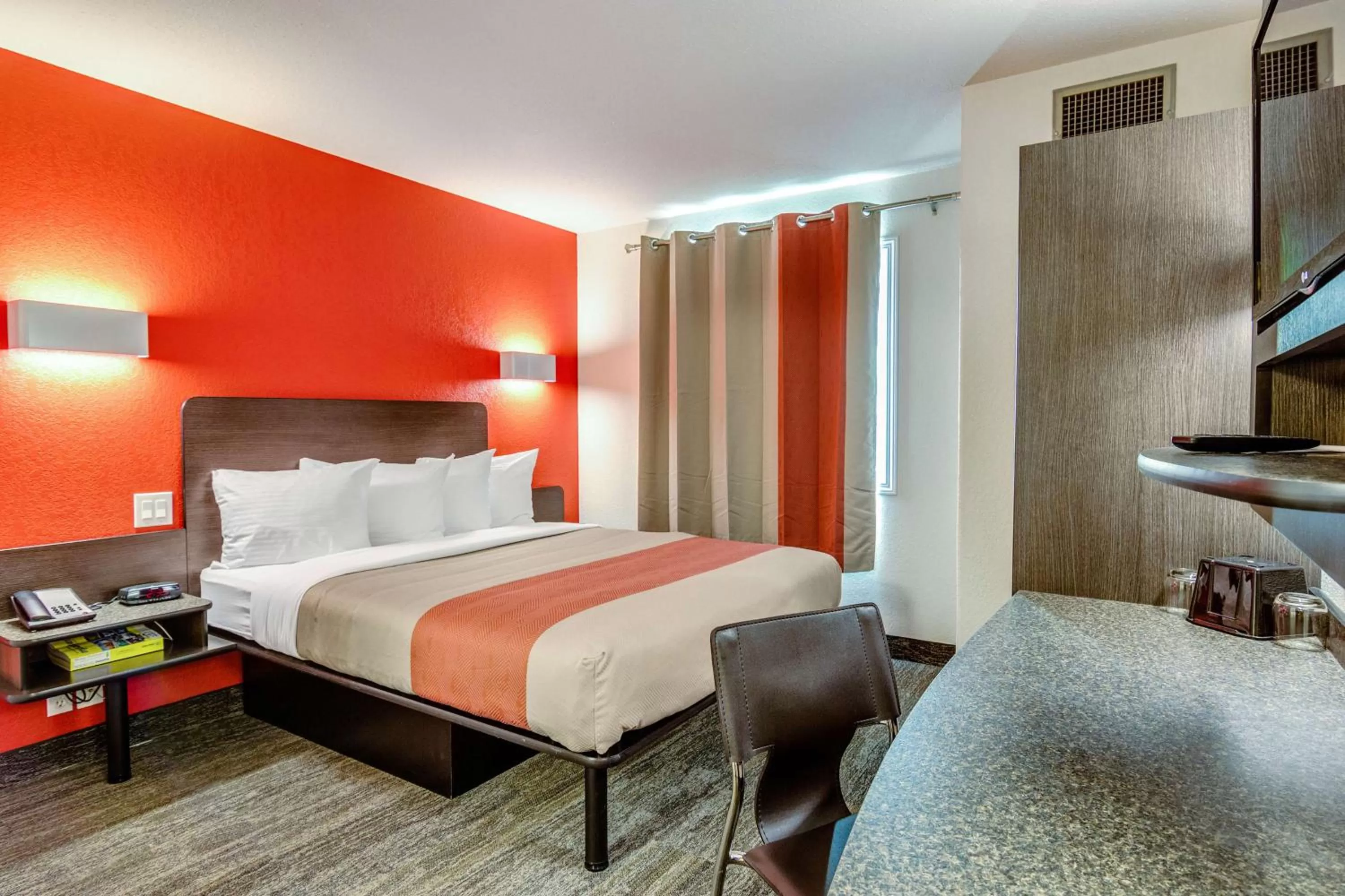 Queen Room - single occupancy - Disability Access - Non-Smoking in Motel 6-Saskatoon, SK