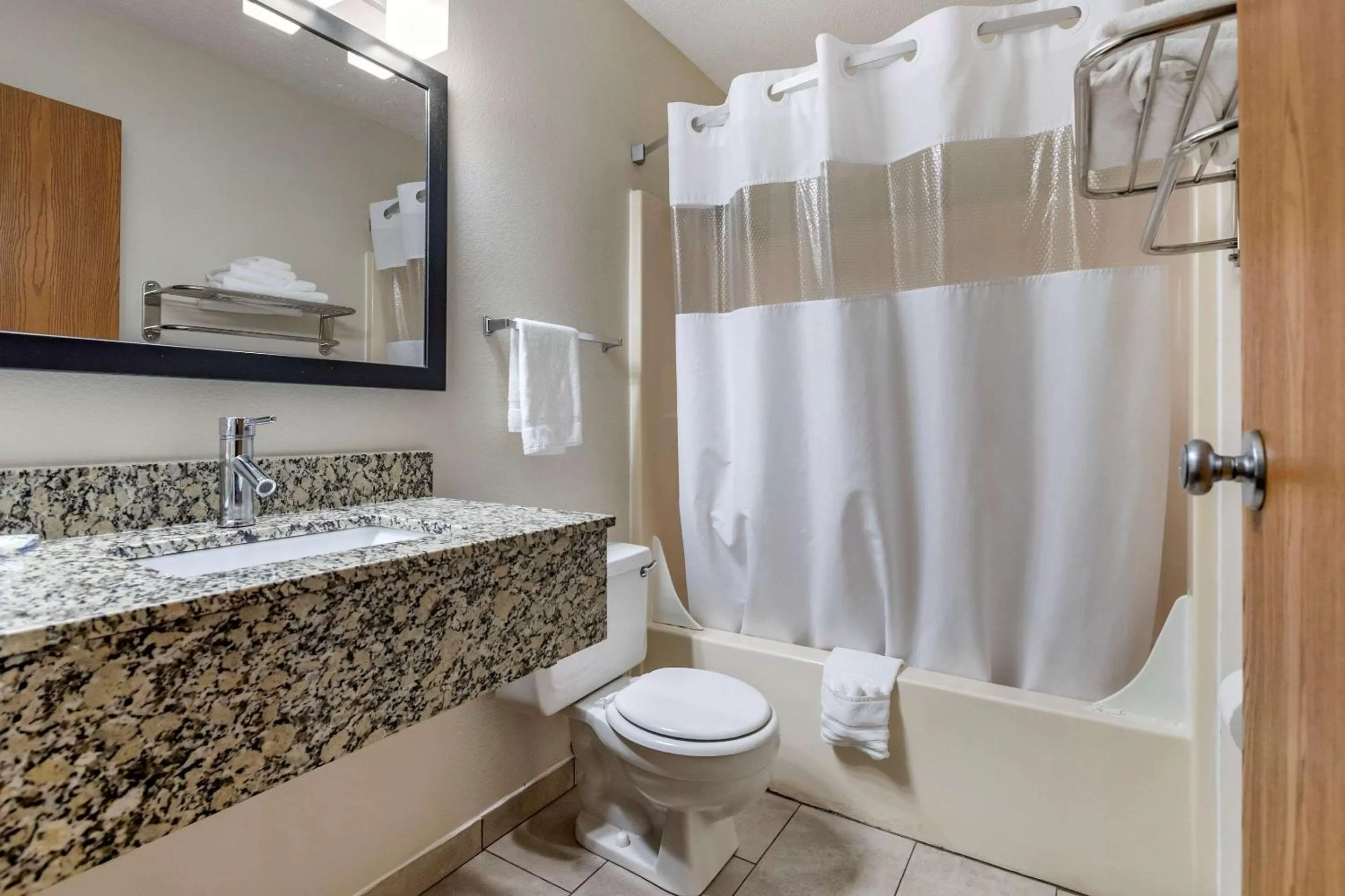 Queen Room with Roll-in-Shower - Accessible/Non-Smoking in Quality Inn