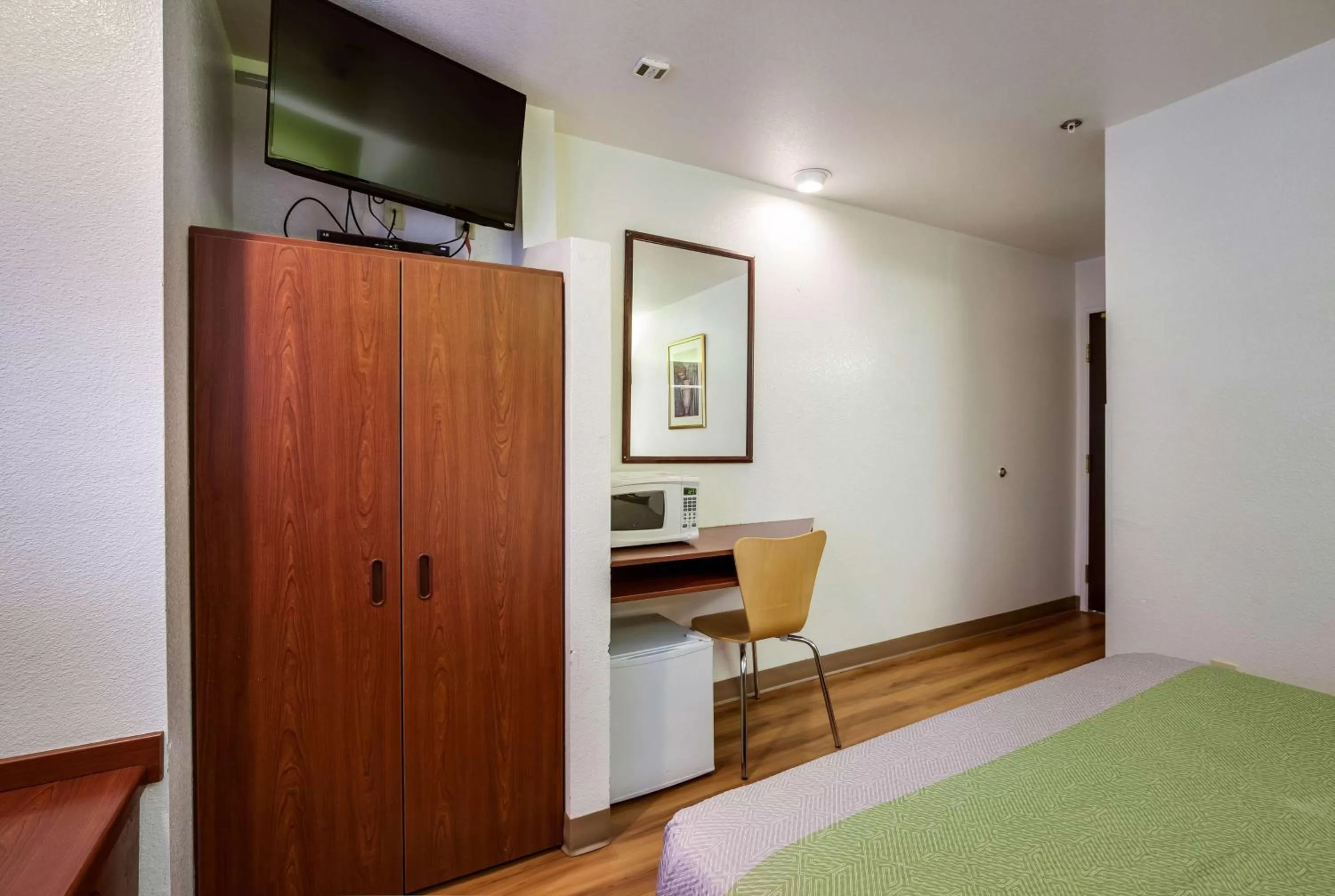 Queen Room - single occupancy - Disability Access - Non-Smoking in Motel 6-Dixon, CA