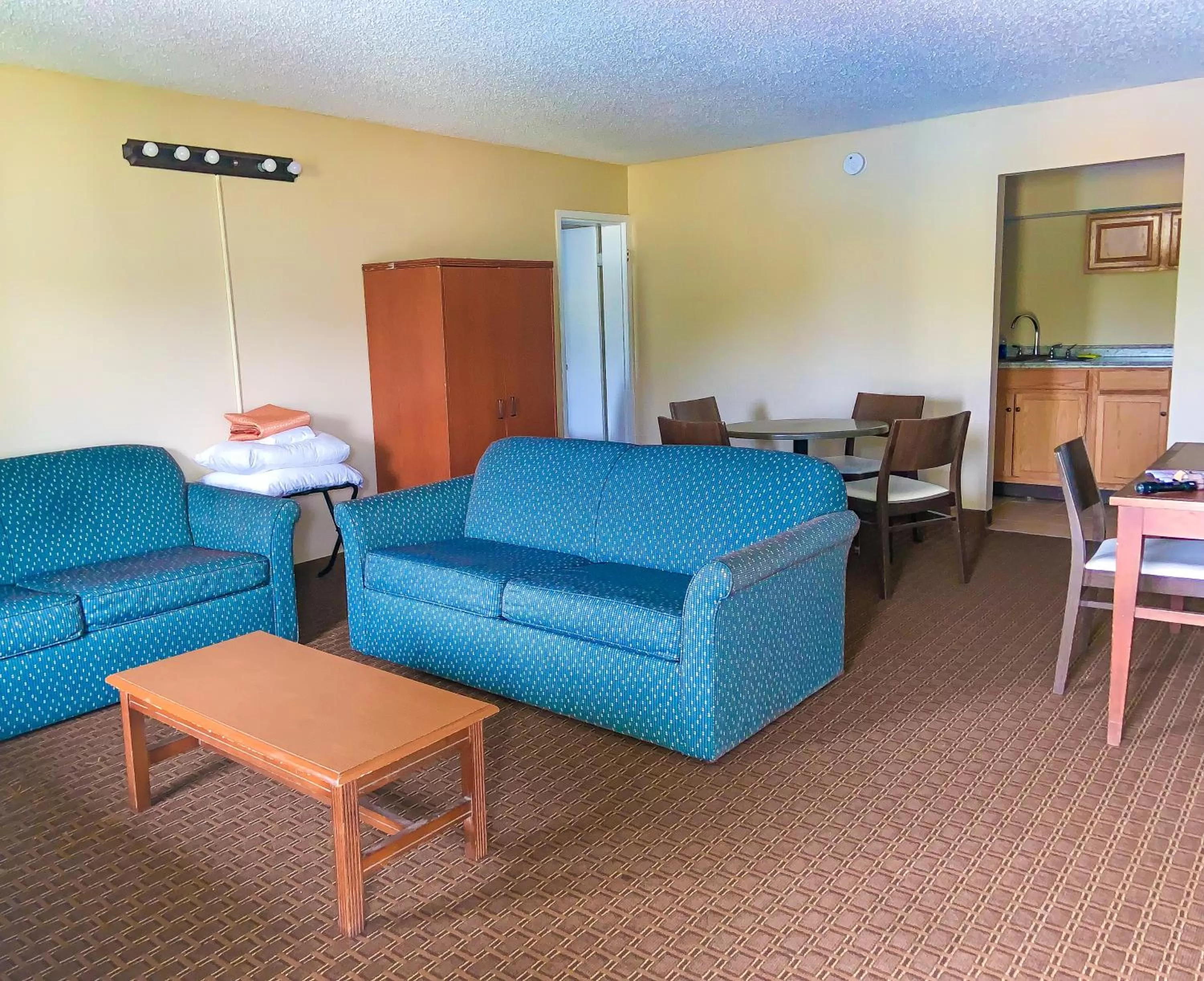 Family Suite in Red Carpet Inn Kinston