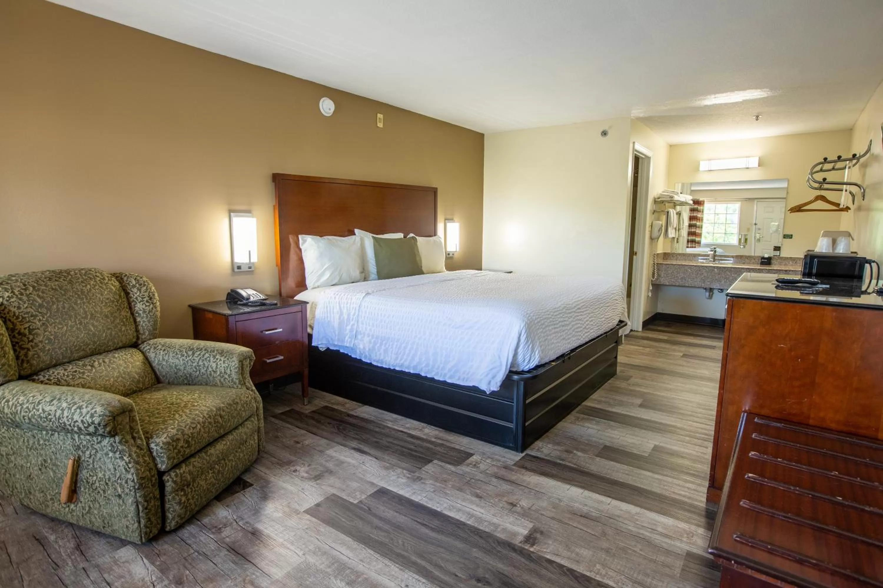 Non Smoking Deluxe King Room in Rosebud Inn