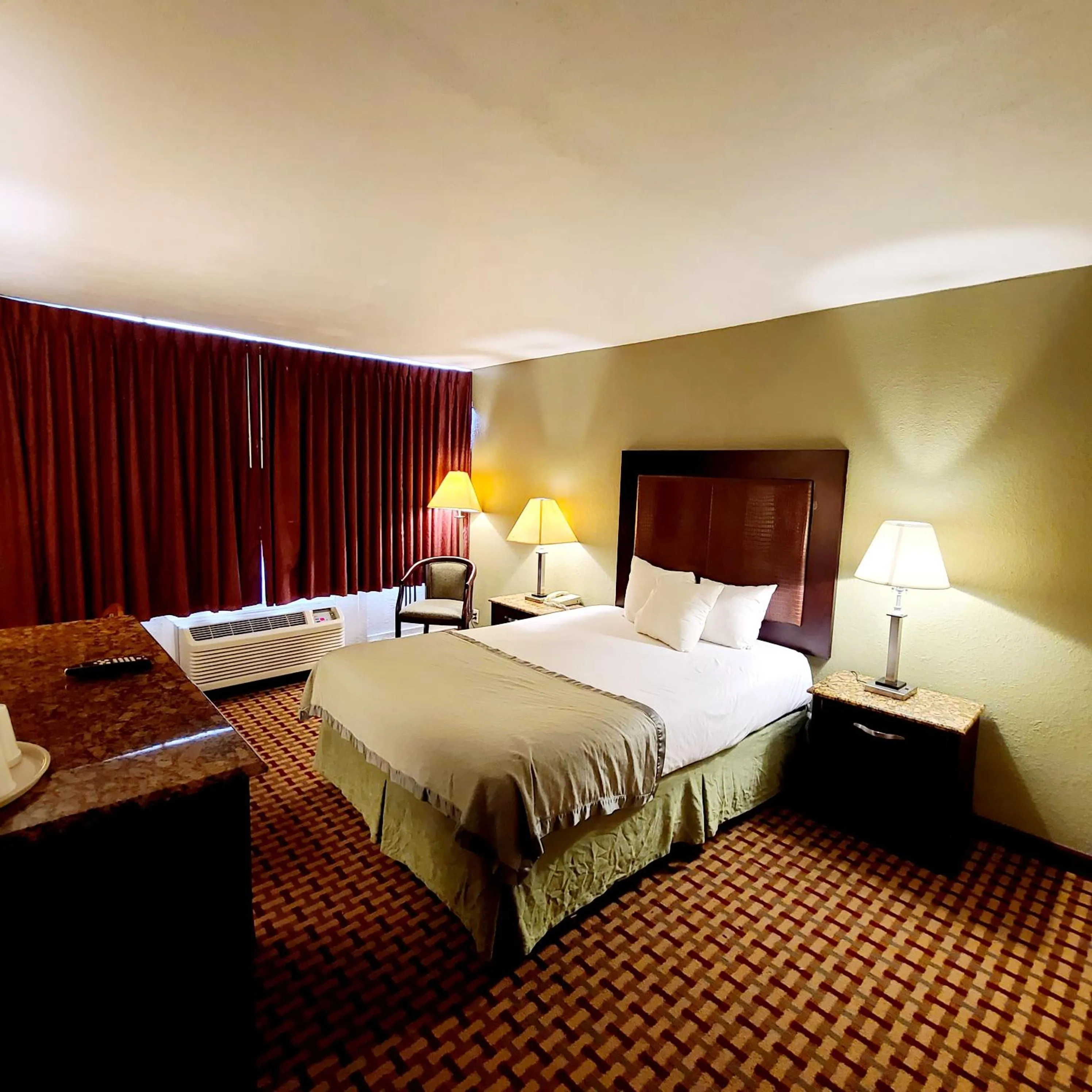 Queen Room - Disability Access in Town Inn